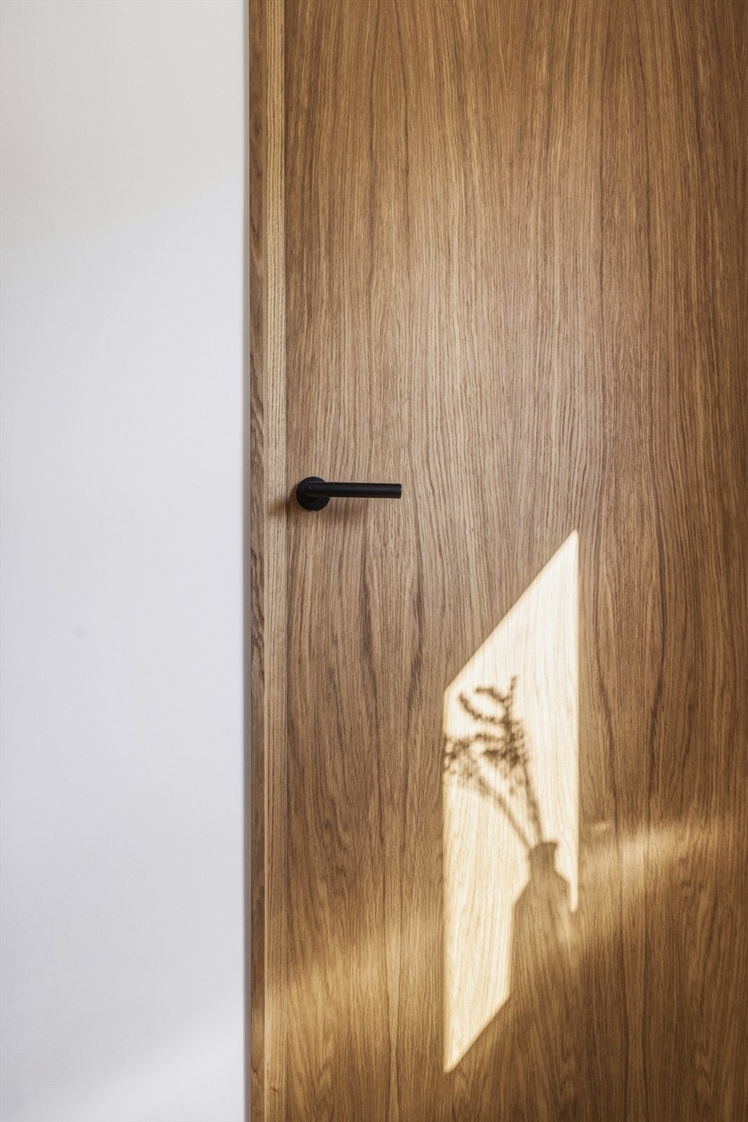 Innvendige dører i eik fra M.Door by Michelsens. Detaljer som skjulte hengsler og magnetisk dørlås Galleribilde