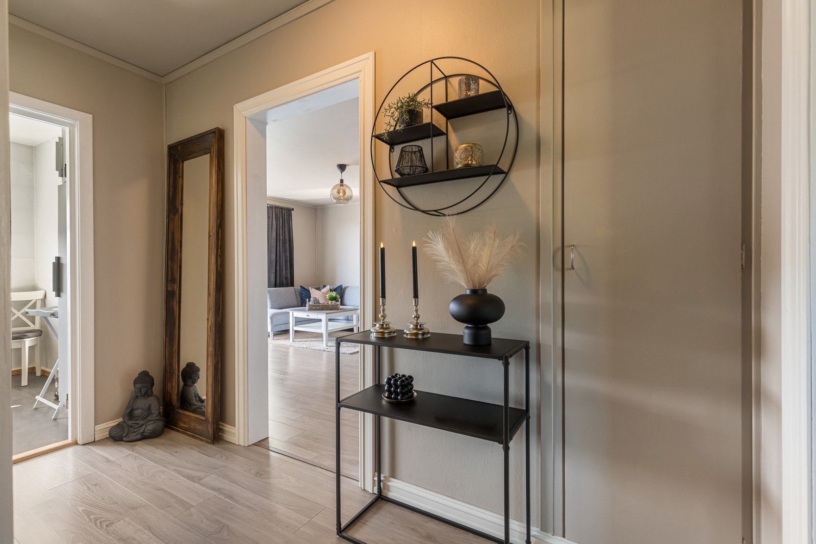 Fin og innbydende entré/gang med gode oppbevaringsmuligheter i skap og plass til dekor og mindre møbler. Galleribilde