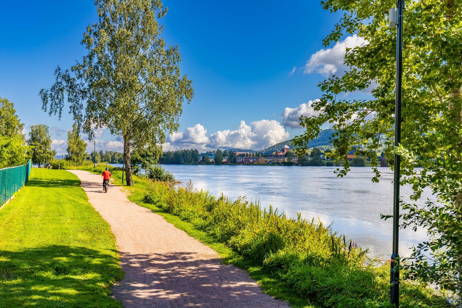 Nyt flotte turmuligheter langs elvebredden. Galleribilde