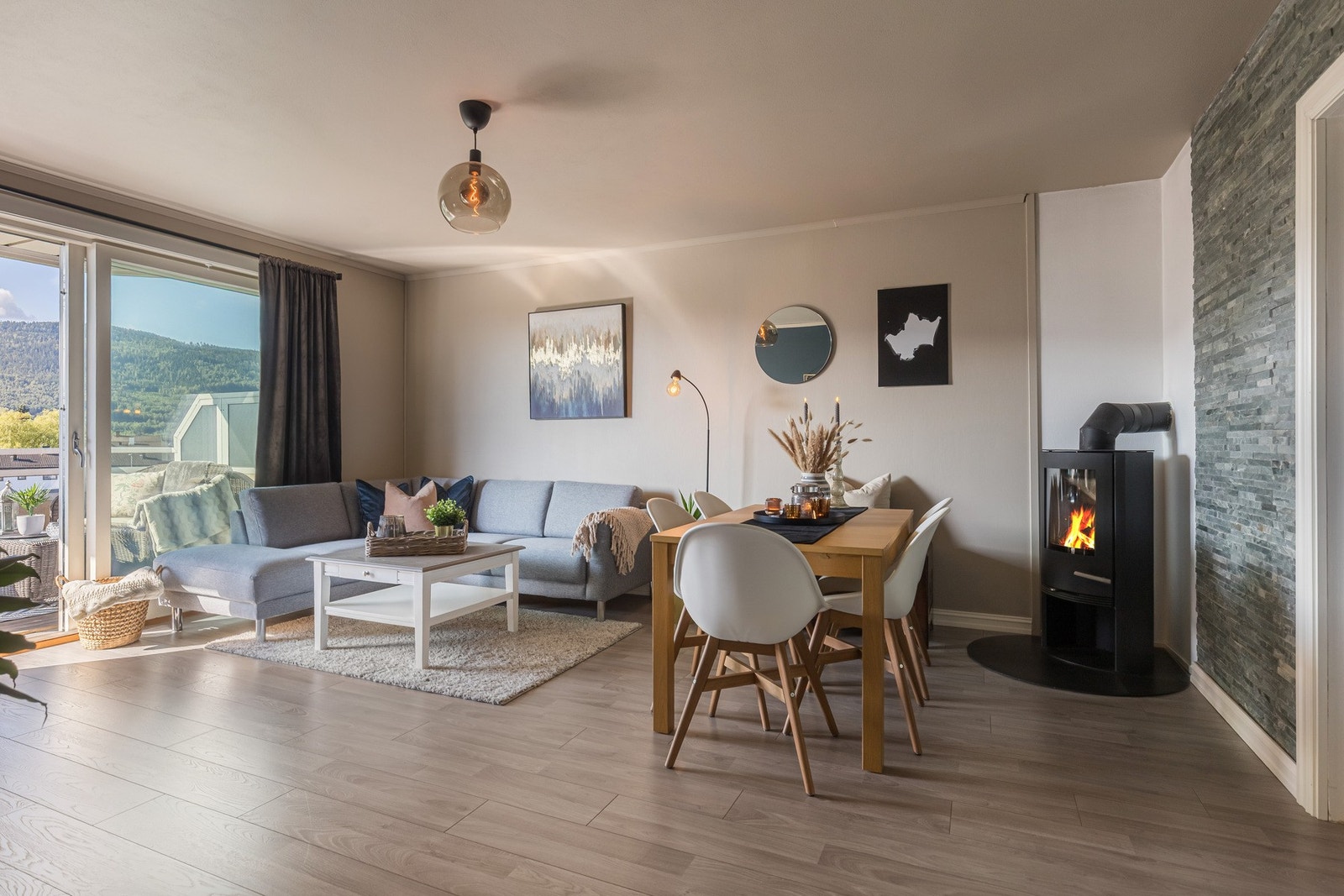 Ved spisegruppen er det peis som gir godt med varme samt ekstra kos og hygge. Galleribilde