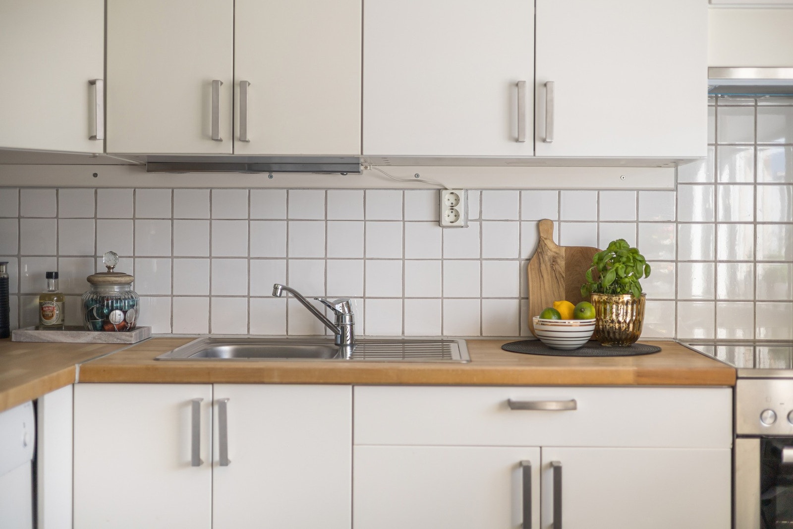 Kjøkkeninnredninger er fra IKEA med heltre benkeplate. Galleribilde