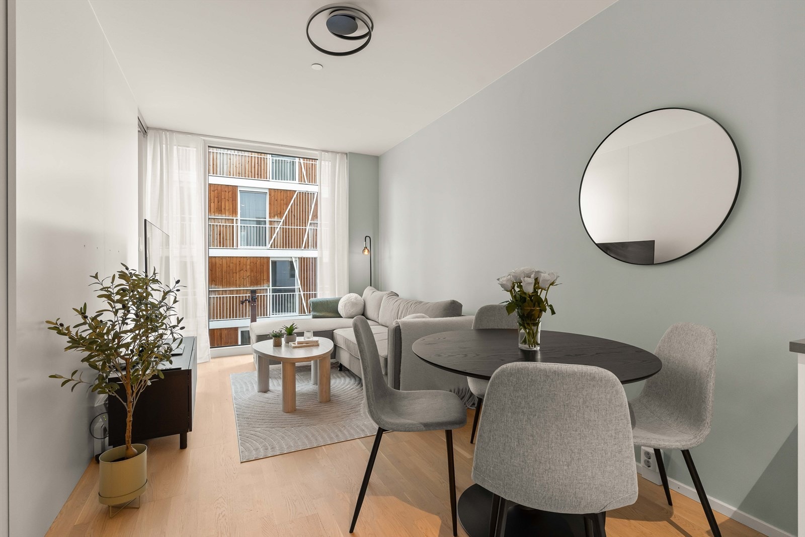 Parkett på gulvet og lyse overflater gir rommet et moderne og helhetlig uttrykk. Galleribilde