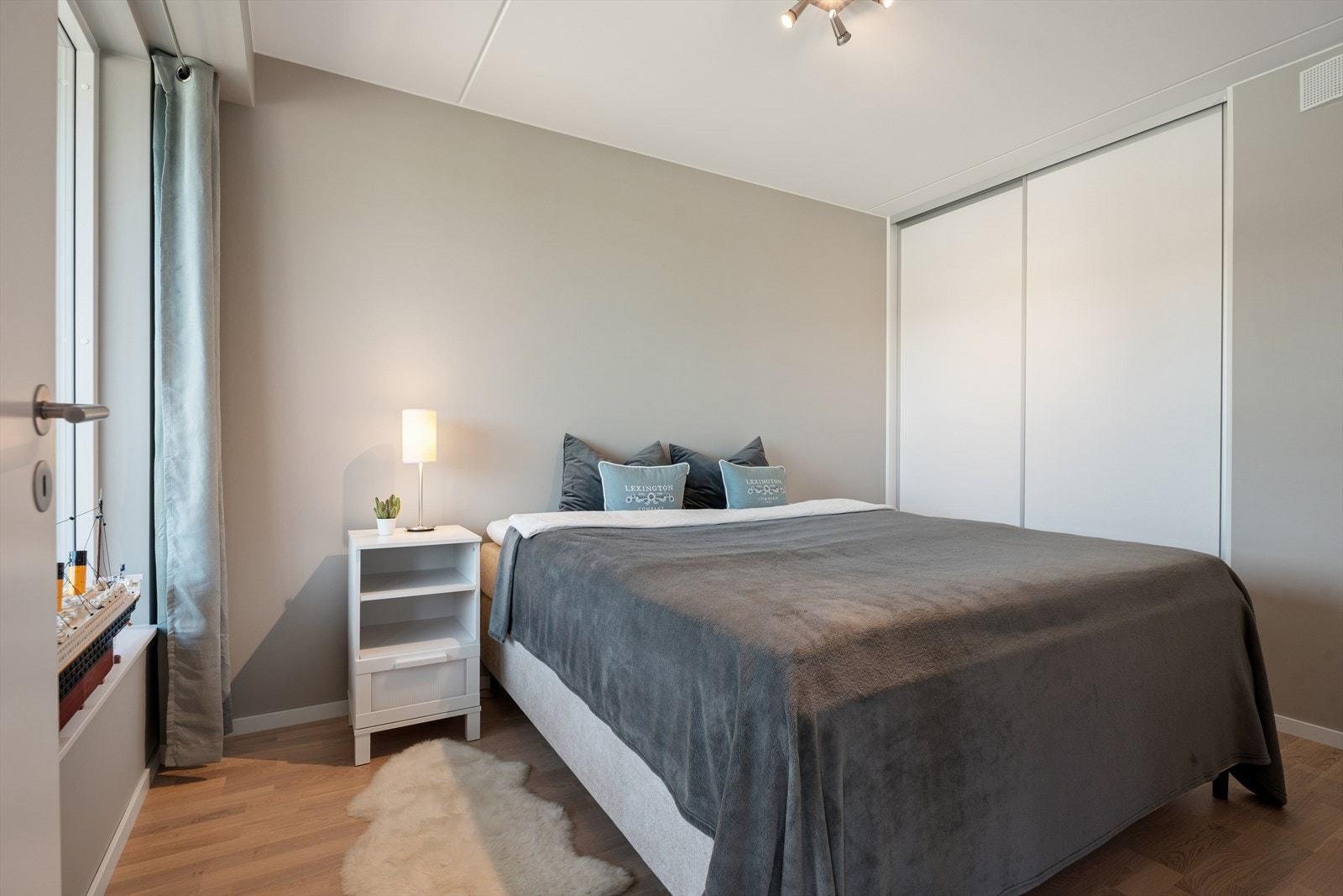 Soverommet er utstyrt med integrert skyvedørsgarderobe. Galleribilde