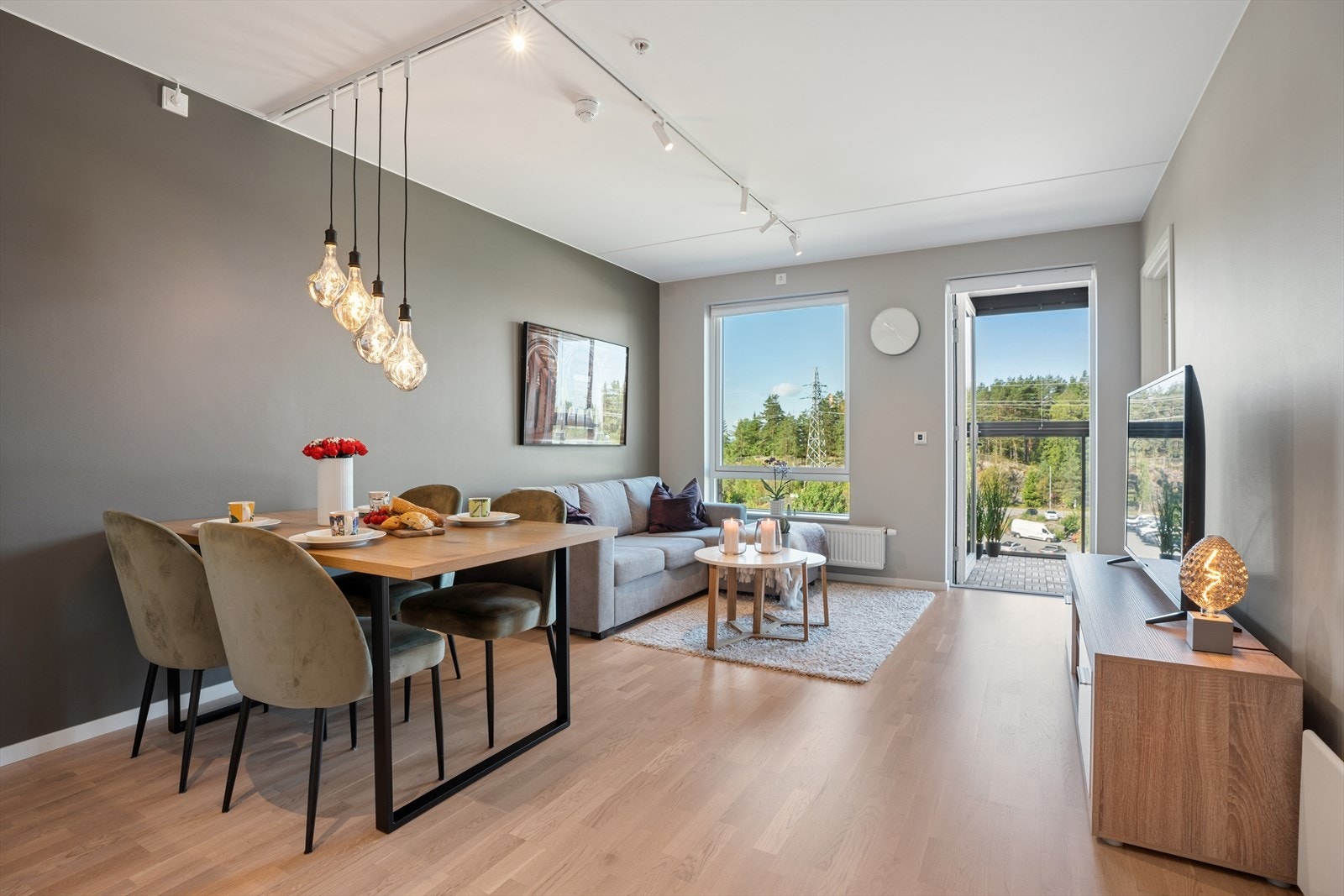 Innbydende spiseplass med store vindusflater som gir rikelig med naturlig lys. Galleribilde