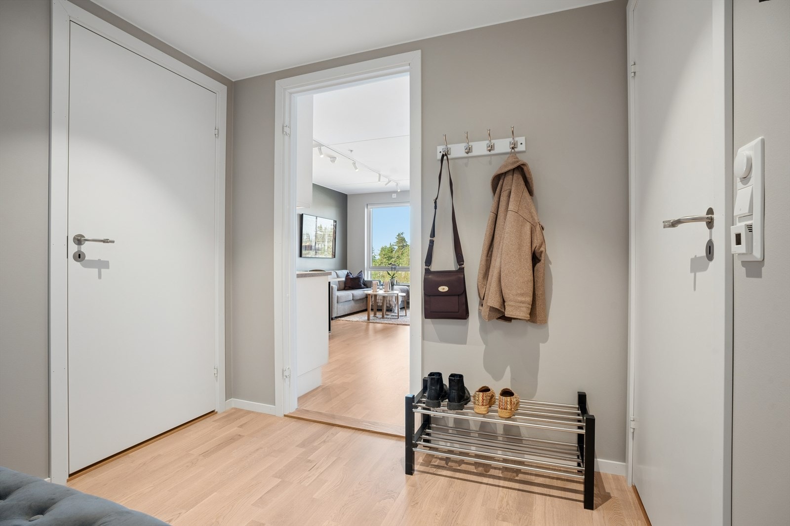 Innbydende entré med god plass til oppbevaring og videre adkomst til boligens øvrige rom. Galleribilde