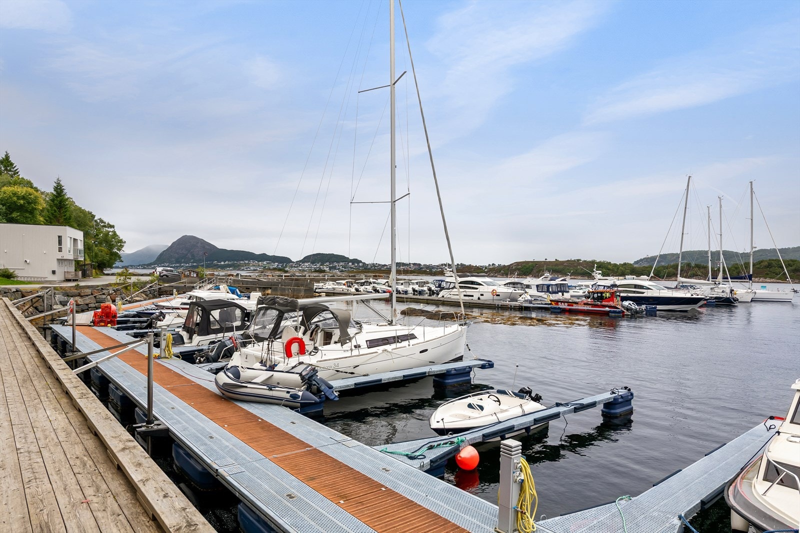 Småbåthavn like ved eiendommen. Galleribilde