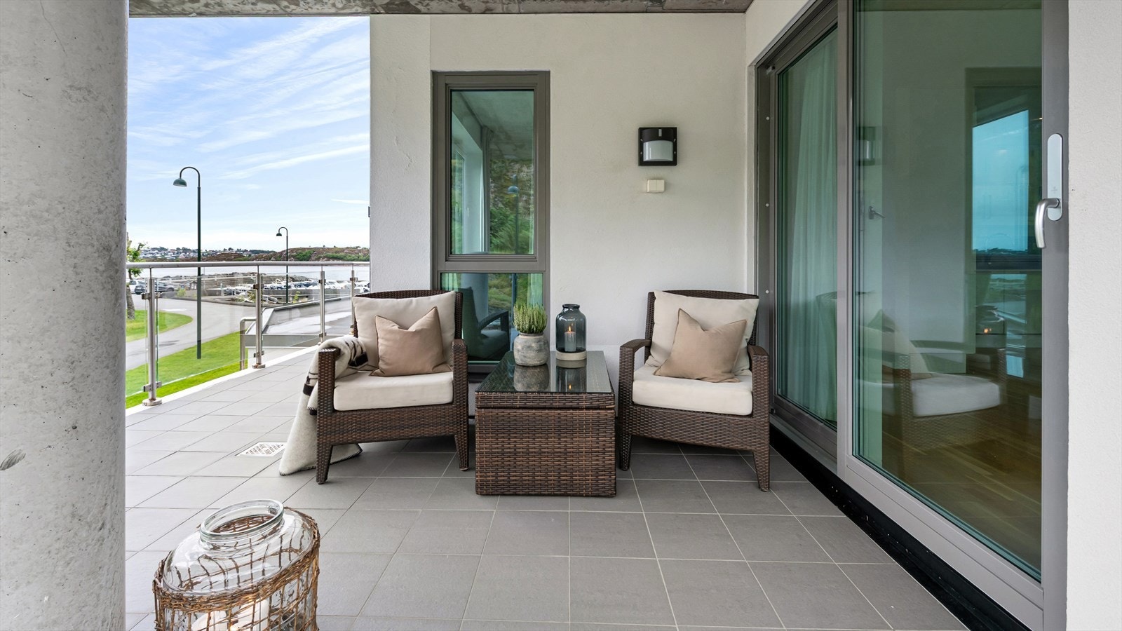 Lun og hyggelig terrasse. Fra terrassen har man også utsikt mot småbåthavnen. Galleribilde
