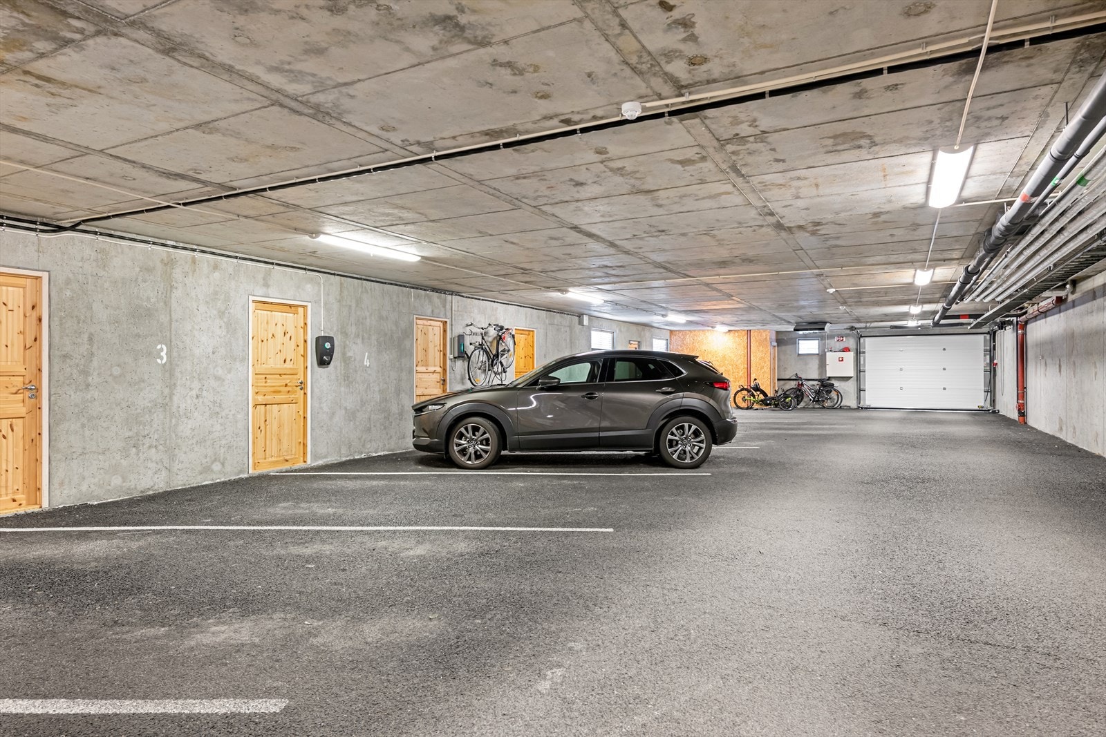 Garasjeanlegget har asfaltert dekke og elektrisk portåpning. Leiligheten har sportsbod i bakkant av garasjeplass. Galleribilde