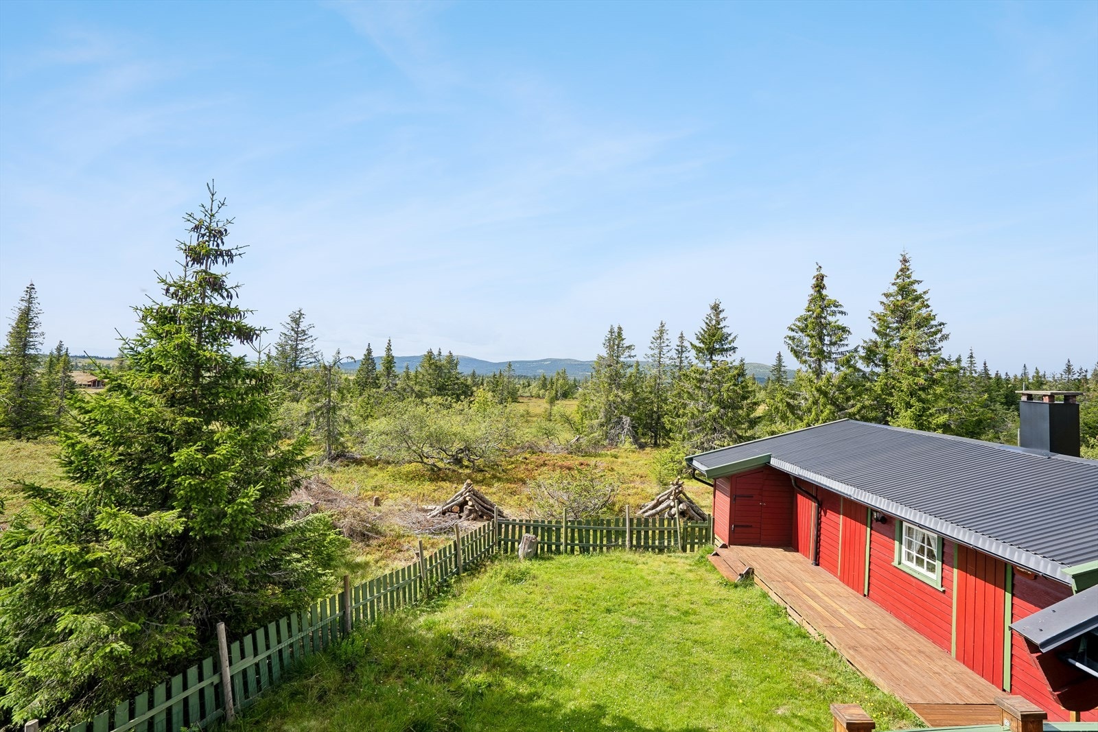 Fra den sørvestvendte terrassen er det et åpent utsyn over det omkringliggende landskapet. Galleribilde