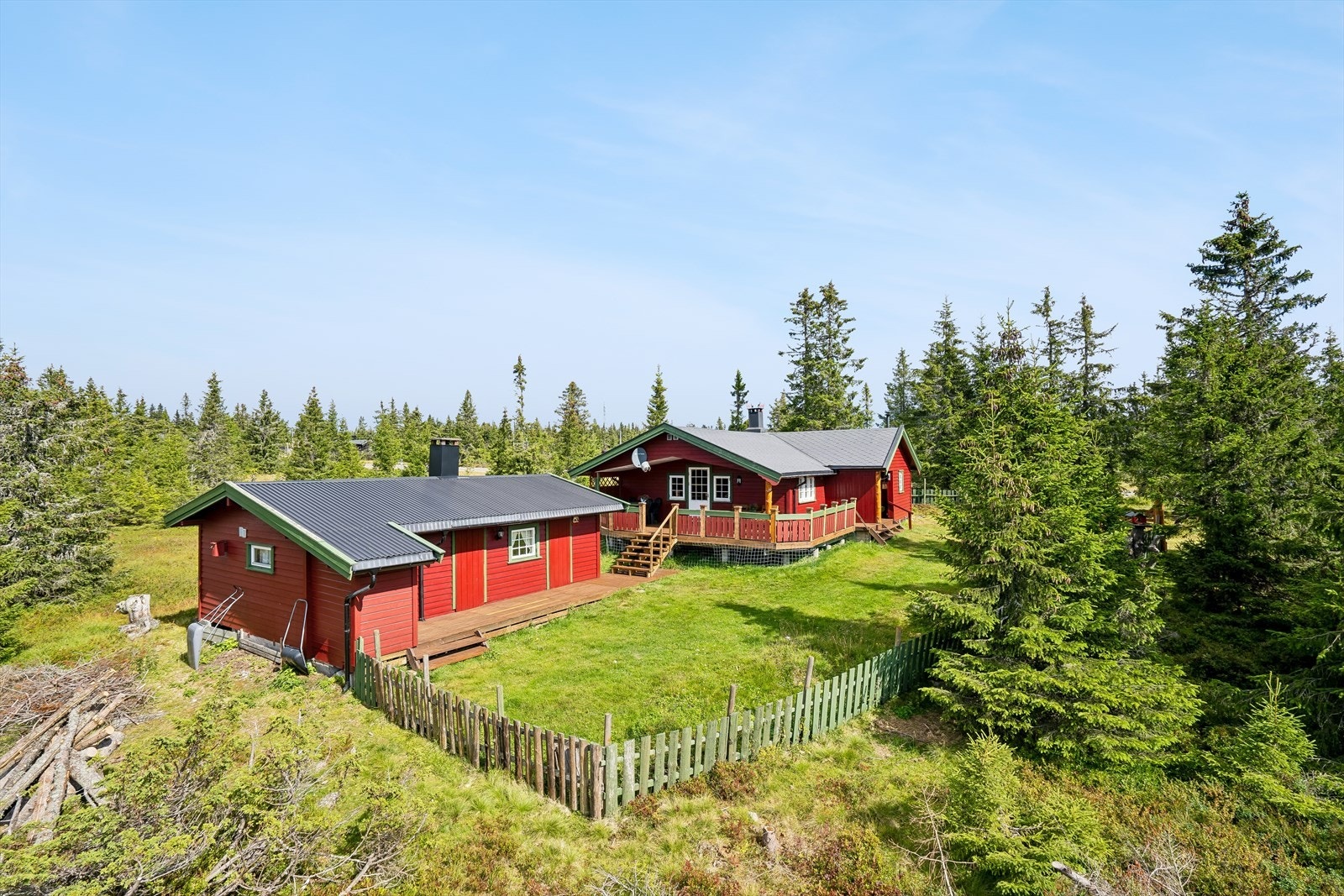 Eiendommen ligger på cirka 859 meters høyde i klassisk fjellnatur. Galleribilde