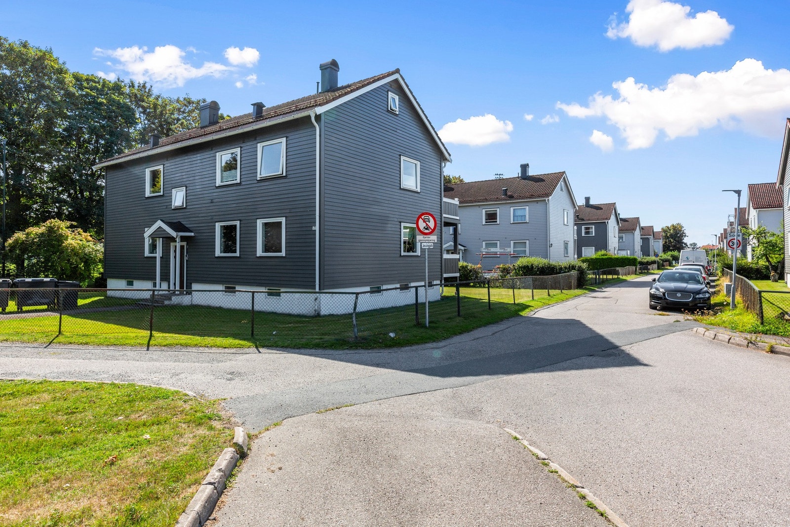 Parkering i offentlig vei etter gjeldende bestemmelser. Galleribilde