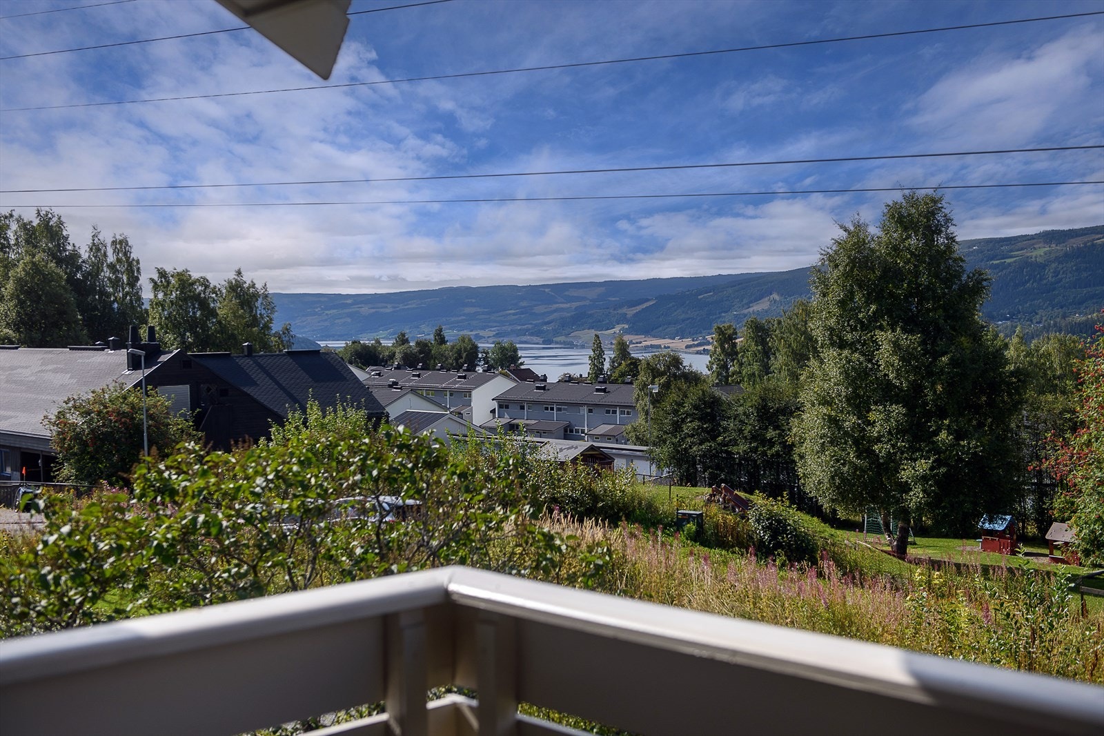Flott utsikt mot Mjøsa Galleribilde