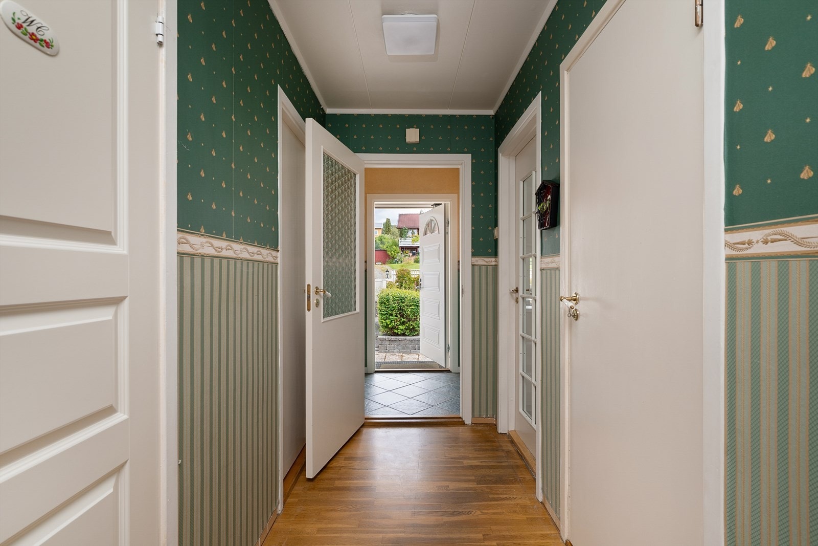 Entré og gang som knytter etasjen sammen. Galleribilde