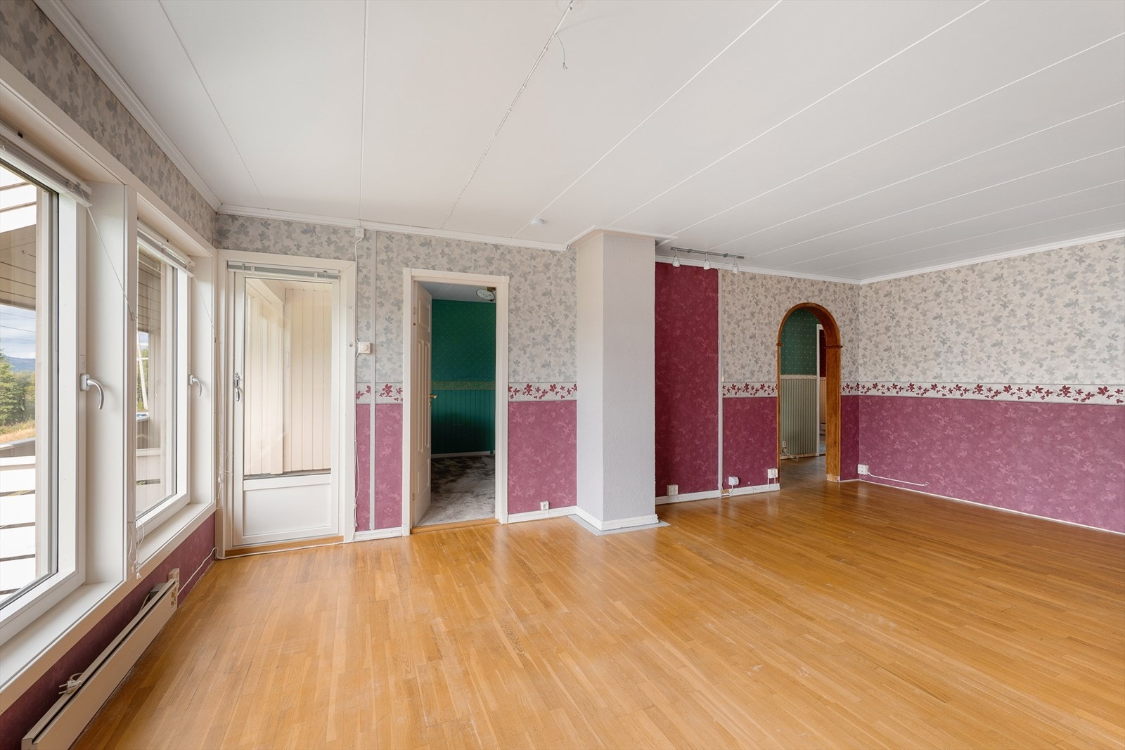 Fra stuen er det enkel adkomst til både gangen og verandaen. Galleribilde