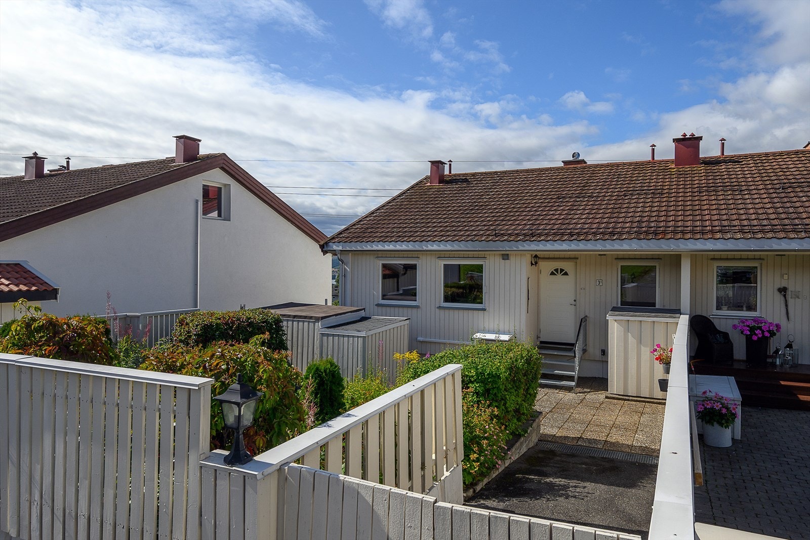 Steinbelagt uteplass ved inngangspartiet. Galleribilde