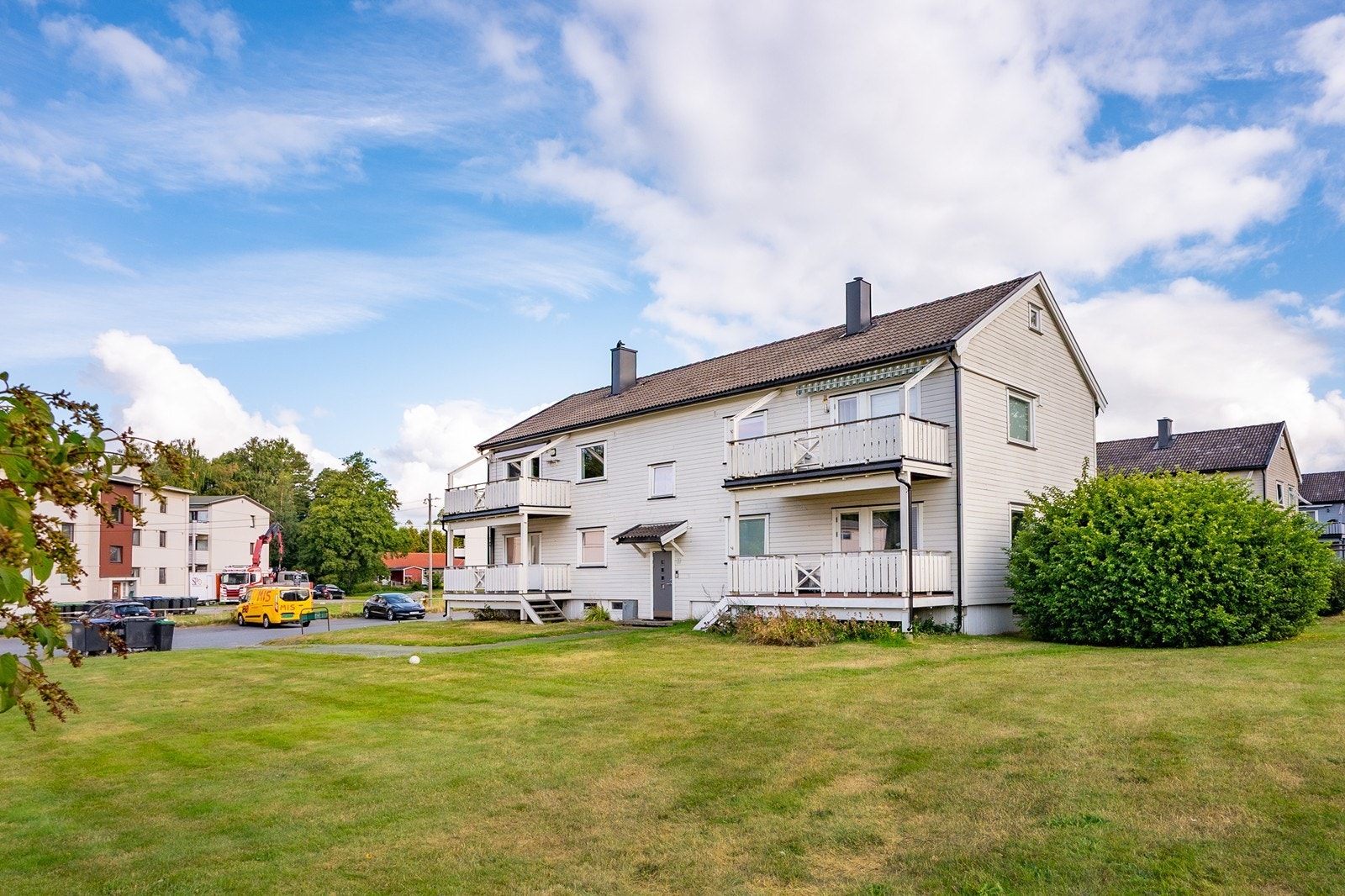 Det velstelte fellesområdet er pent opparbeidet med asfalterte parkeringsplasser og internveier, gressplener og diverse beplantning. Galleribilde