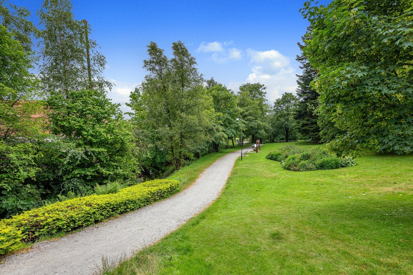 For den aktive finnes det flotte tur- og rekreasjonsmuligheter i nærområdet. Sandvedparken med den idylliske turstien langs Storåna ligger i kort avstand fra eiendommen, og gir fine muligheter for både mosjon og naturopplevelser. Galleribilde