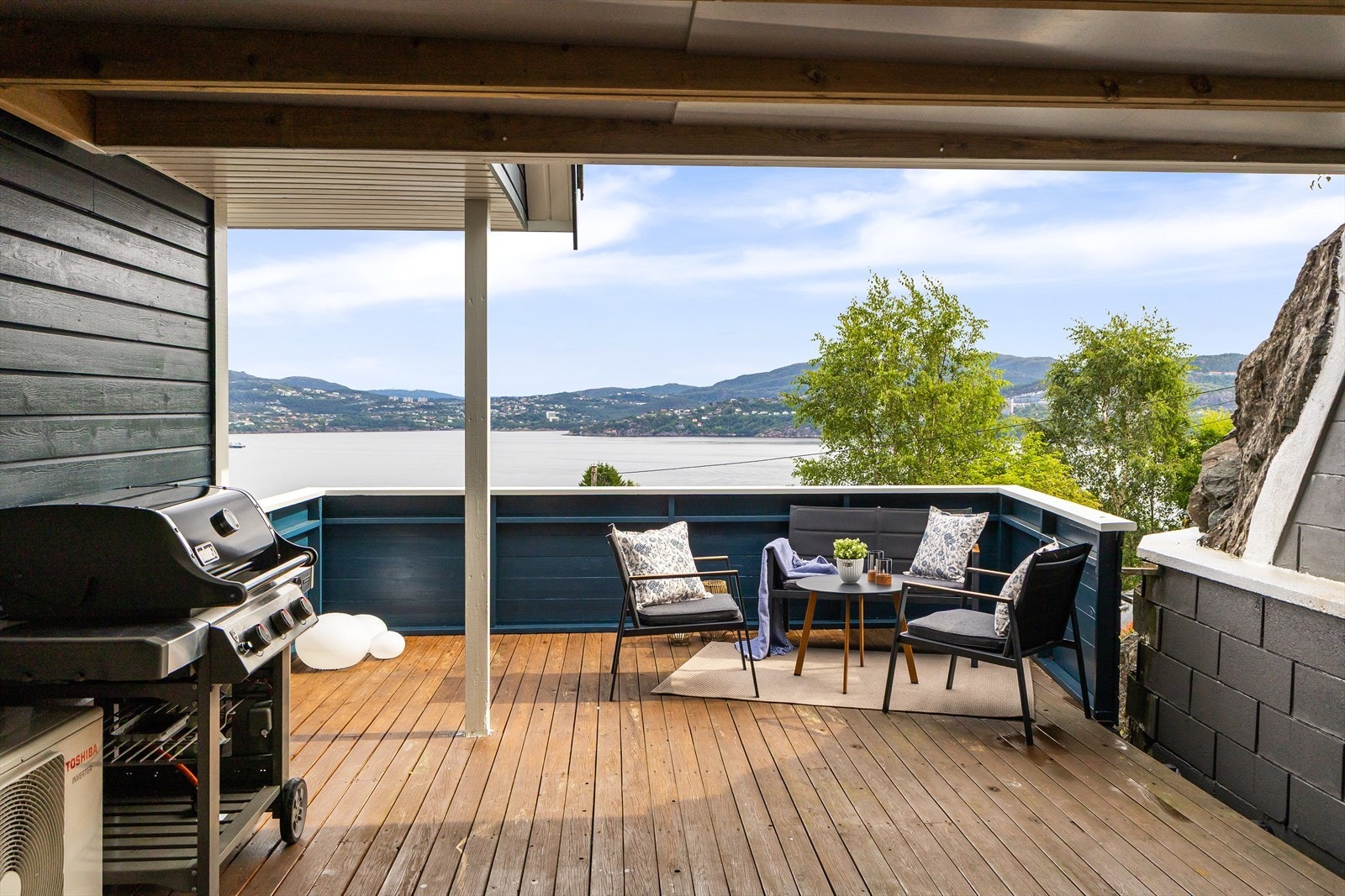 - Terrassen strekker seg rundt huset og måler hele 80 m², enkelt å innrede og dele opp i flere soner - Galleribilde