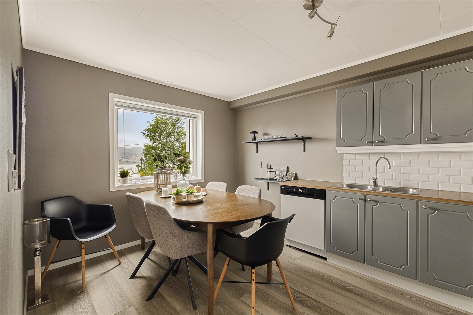 - Praktisk kjøkken med alt du måtte trenge, måler 11,9 m² - Galleribilde