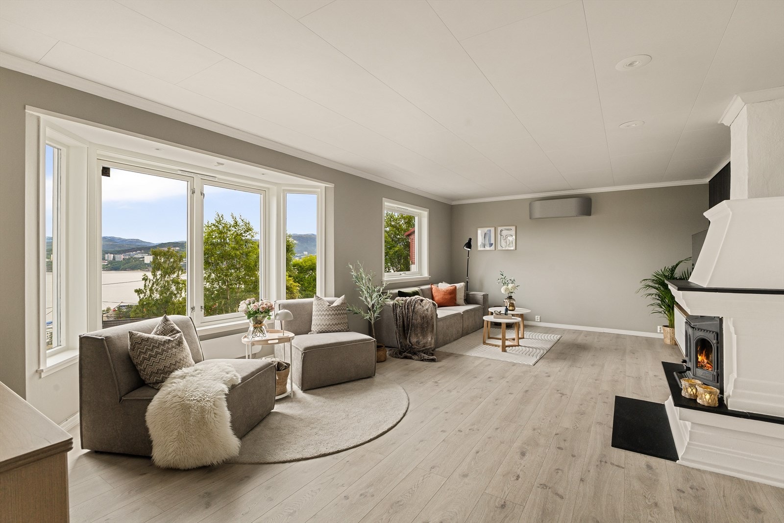 - Stor familievennlig enebolig som måler hele 209 m² med garasje og utleiedel - Galleribilde