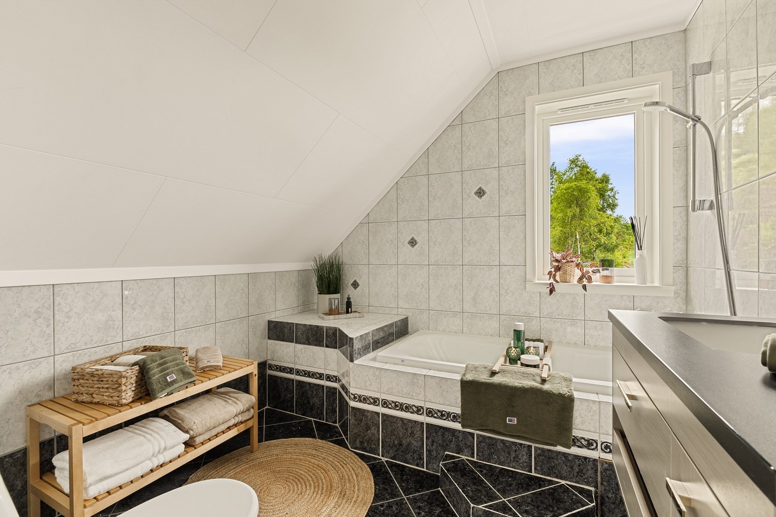 - Badet i 2.etasje måler 5,5 m², og er innredet med badekar/dusj, kjekt for både store og små - Galleribilde