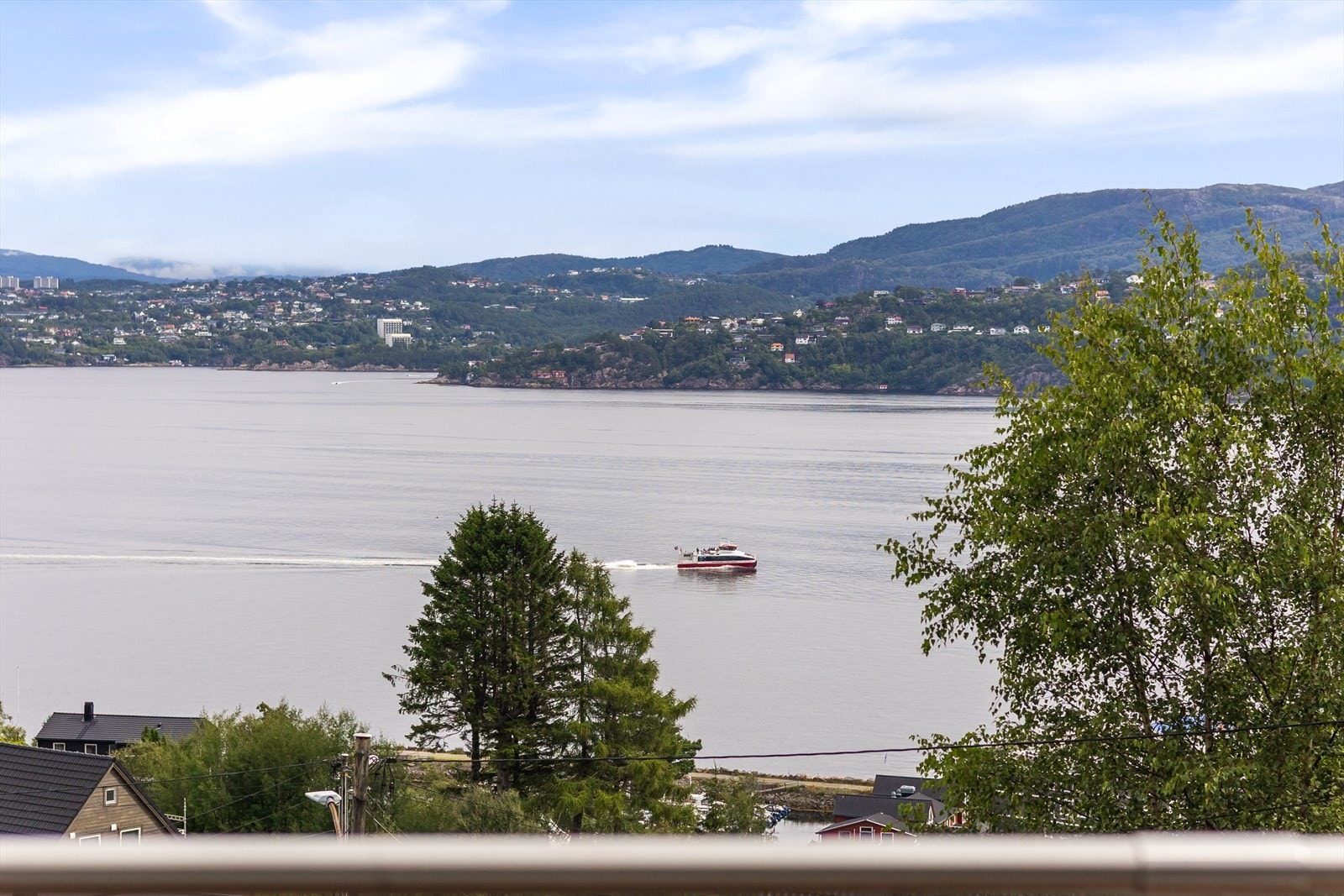 - Ca. 15 min med båt til Bergen sentrum fra Kleppestø - Galleribilde