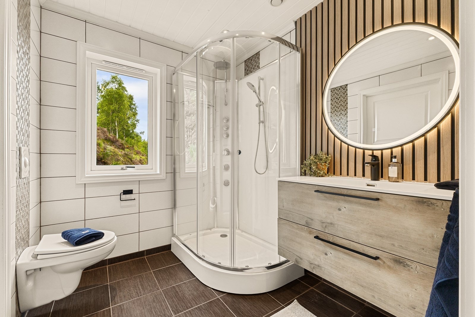 - Badet i hovedetasjen måler 4,5 m² - Galleribilde