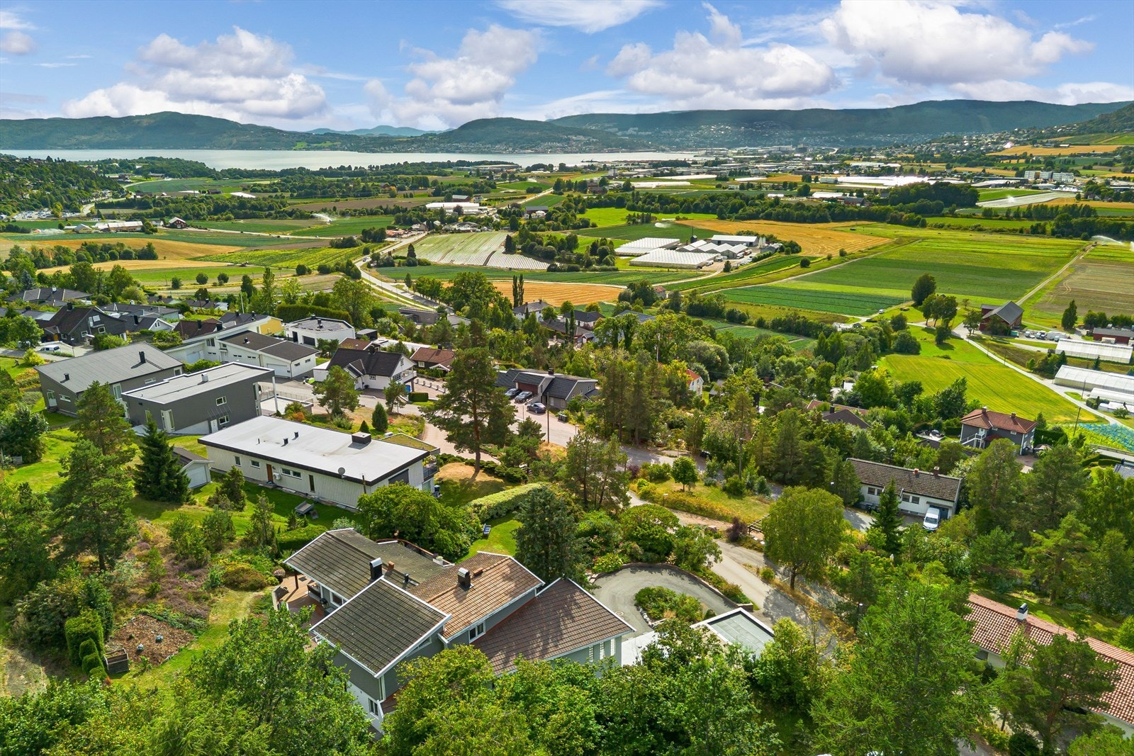 Gode oppvekstvilkår tilhørende Hegg barneskole og Lierbyen ungdomsskole, med skolebussordning i området Galleribilde