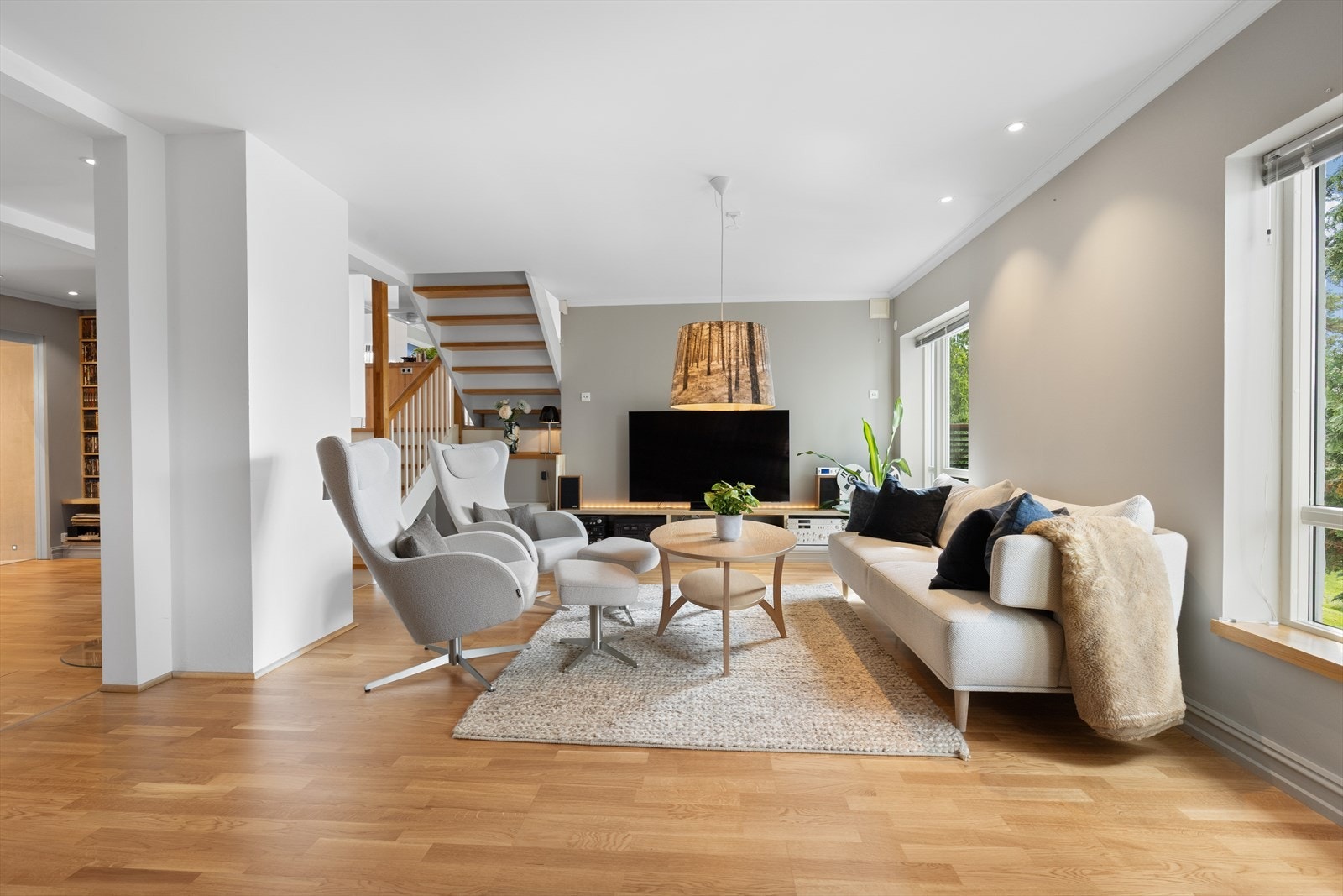 Stuen har lyse overflater, parkett på gulv og innfelte downlights i tak for tilpasset belysning Galleribilde