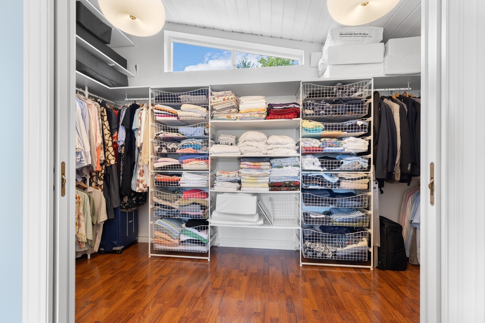 Garderobe har praktisk hyllesystem med gode oppbevaringsmuligheter Galleribilde