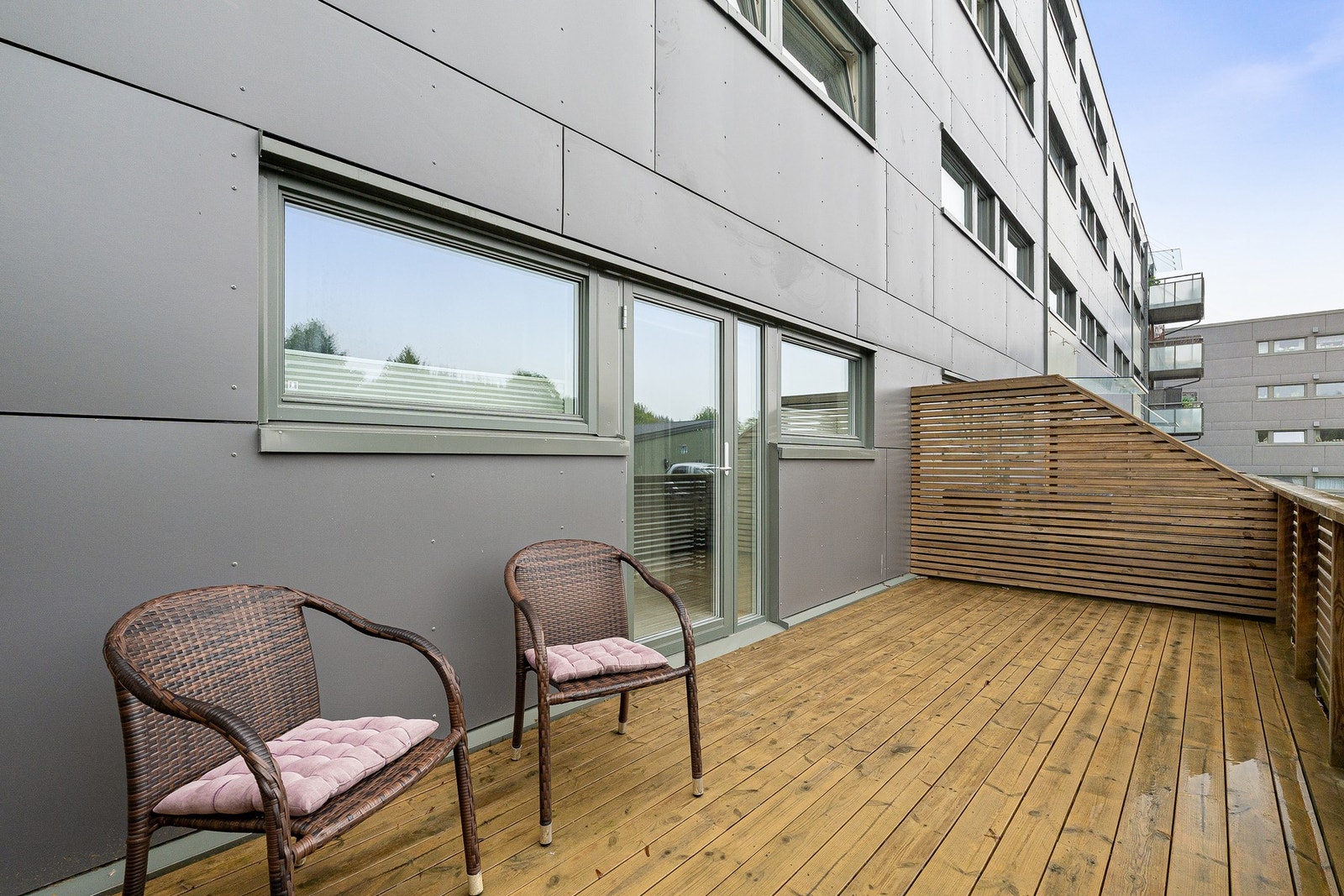 Gode solforhold på terrassen med morgen- og formiddagssol Galleribilde