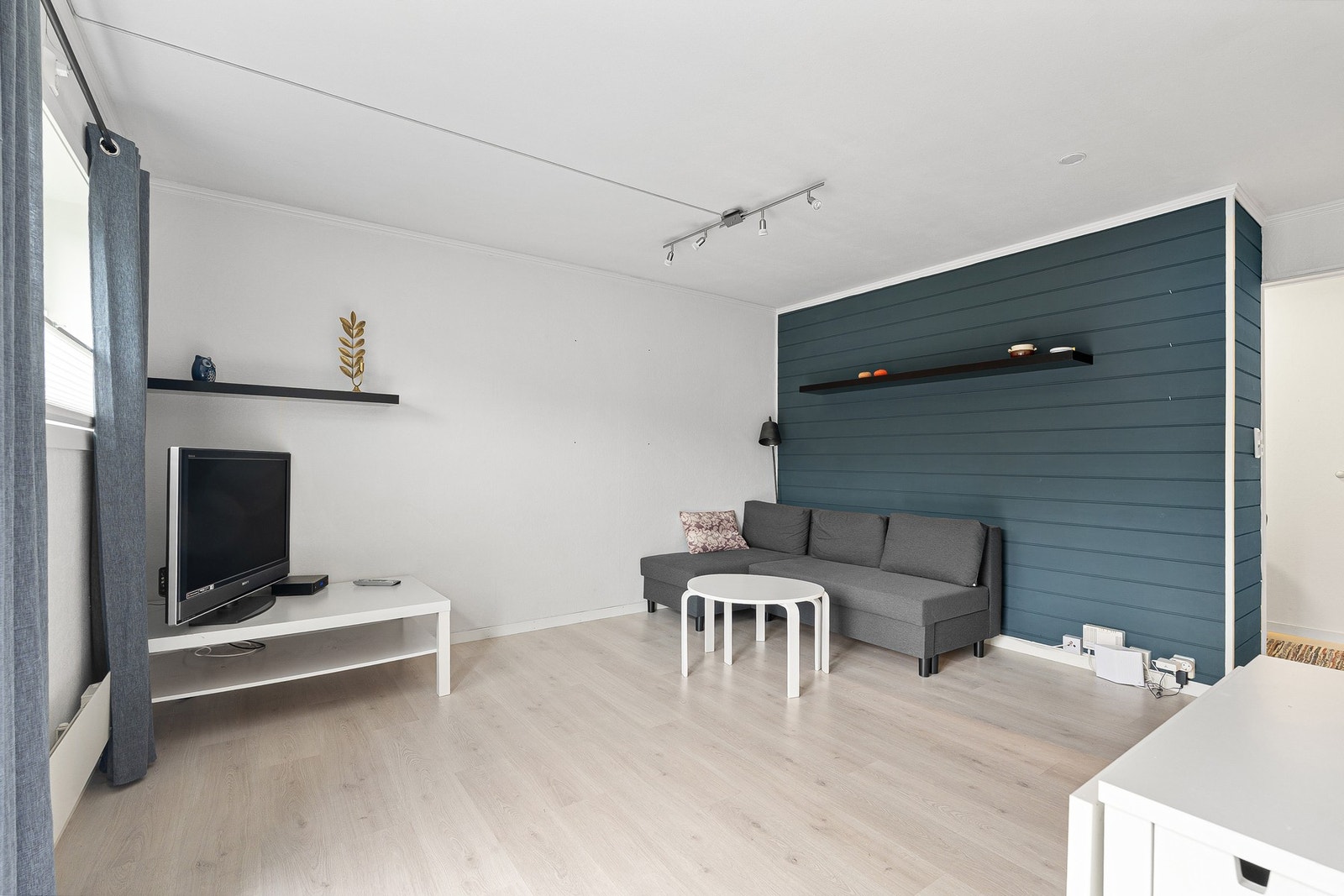 Stuen gir plass til både sofagruppe og spisebord. Galleribilde