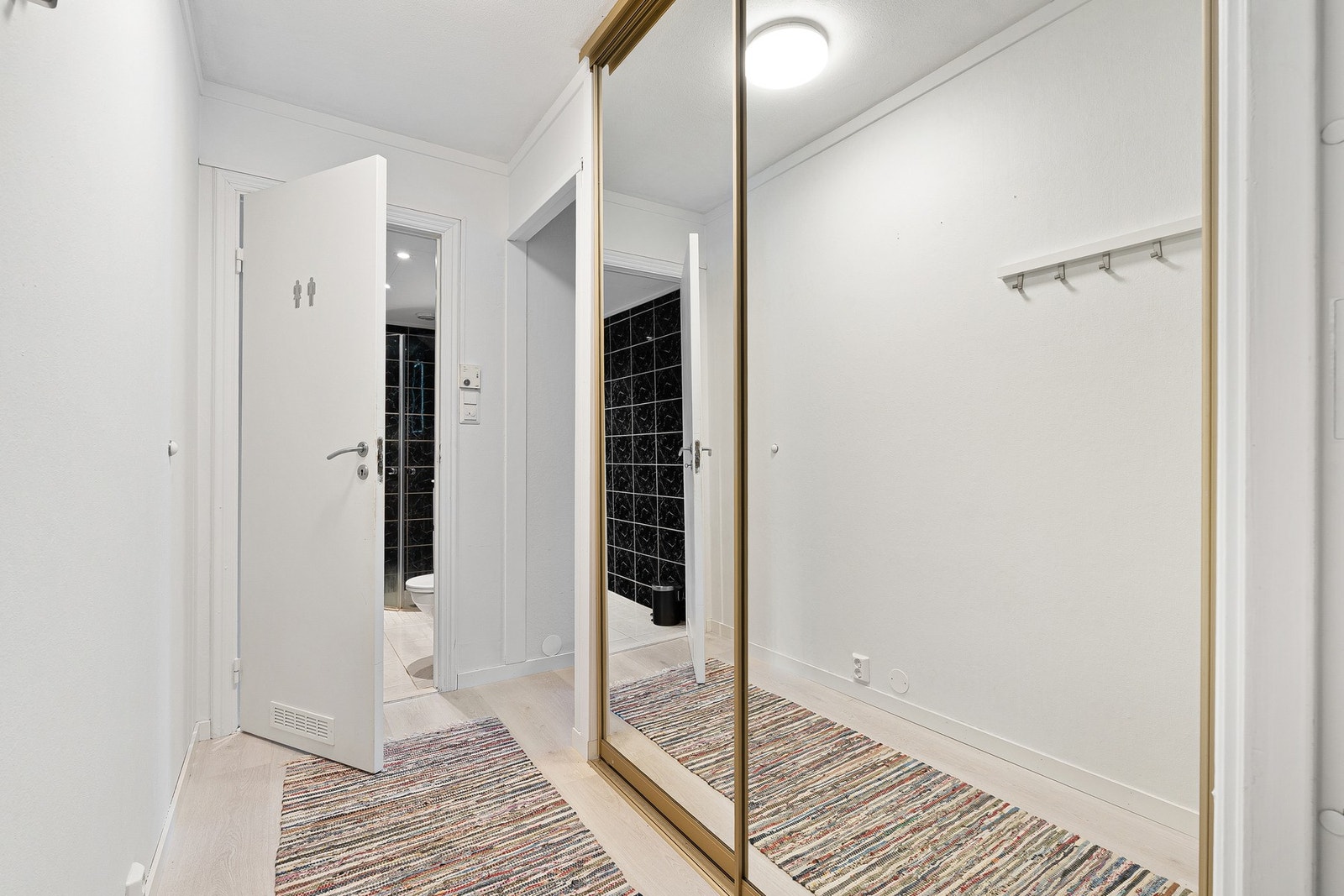 Innbydende entré med skyvedørsgarderobe. Galleribilde