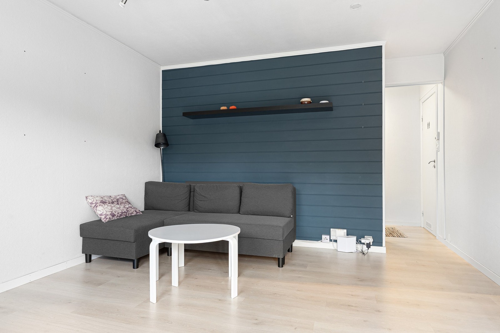 Borettslaget ble rehabilitert i 2019 og holder en svært god standard med nye dører, vinduer, etterisolering, tak, fasadeplater og balansert ventilasjon. Galleribilde