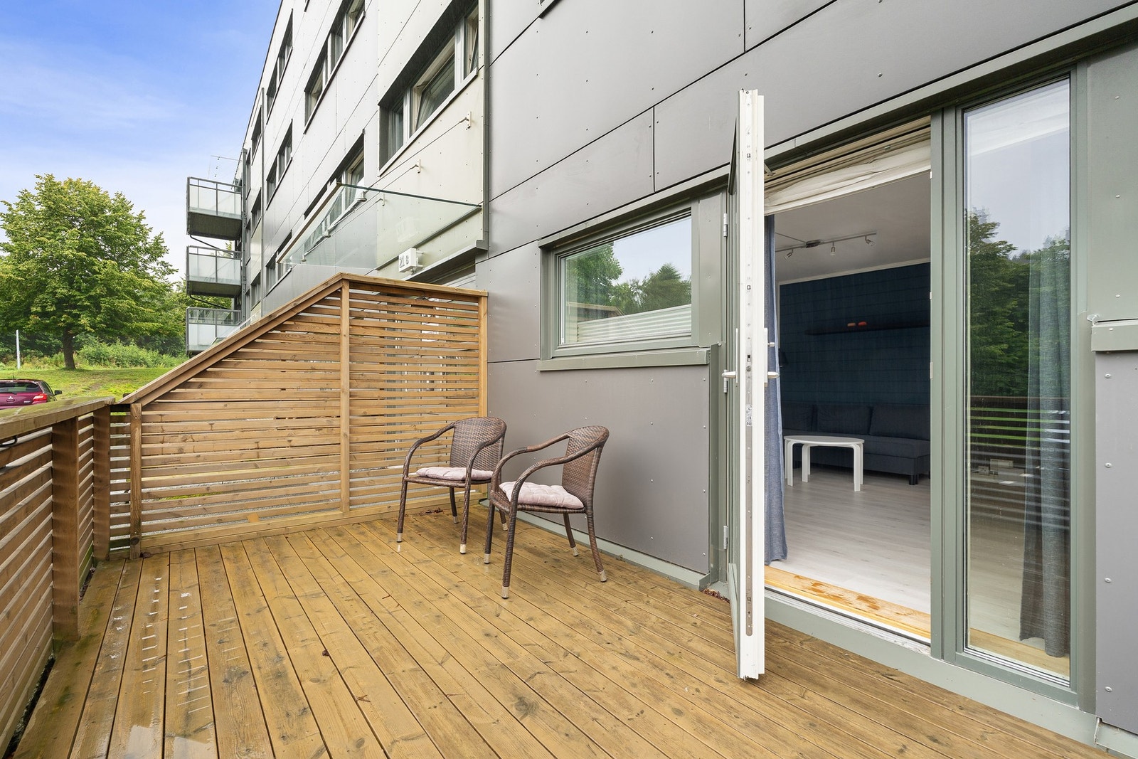 Fra stuen er det utgang til en stor terrasse med god plass til ønsket utemøblement. Galleribilde