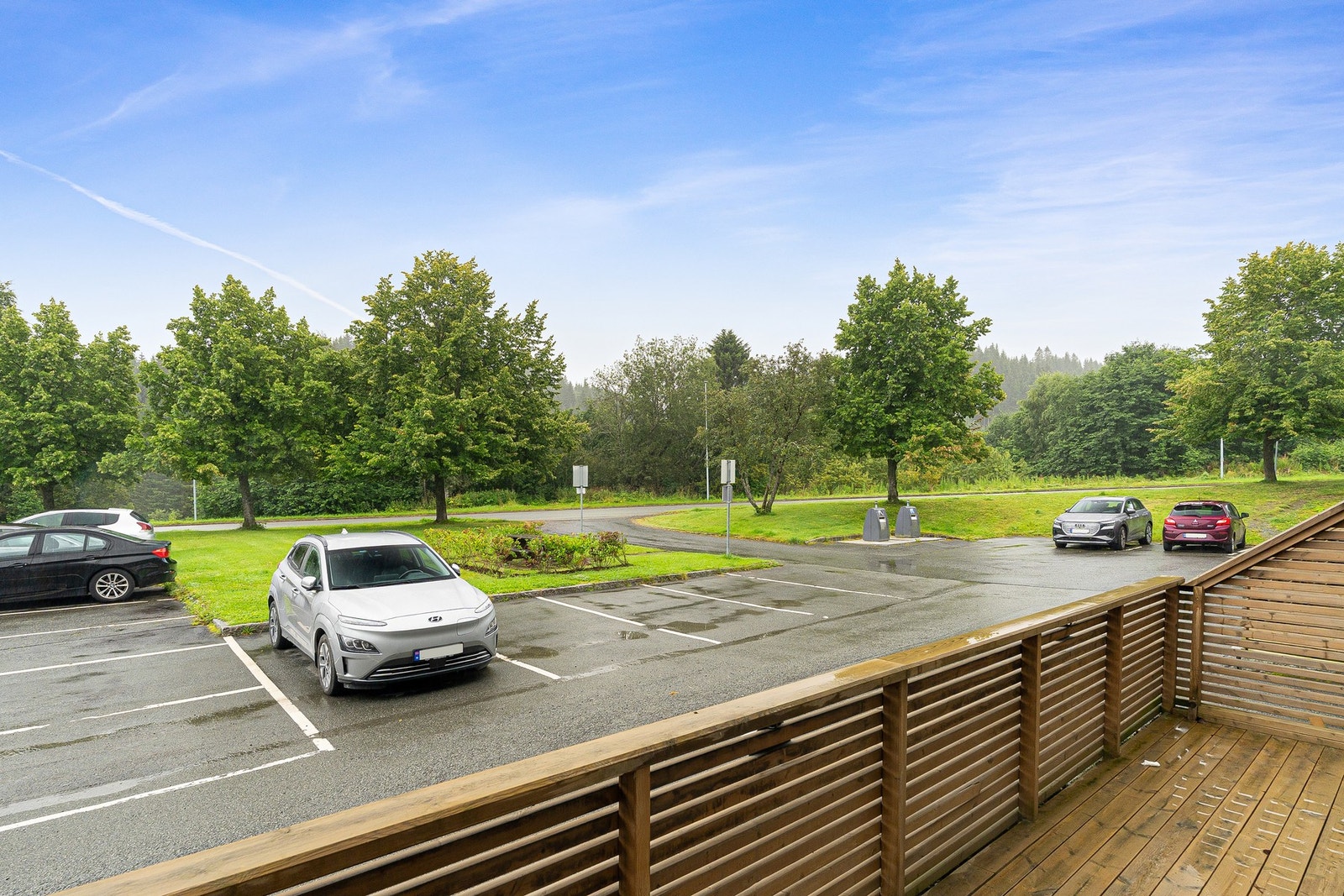 Fri parkering på borettslagets parkeringsplasser. Gode muligheter for lading av elbil. Det er også muligheter for å leie garasjeplass. Galleribilde
