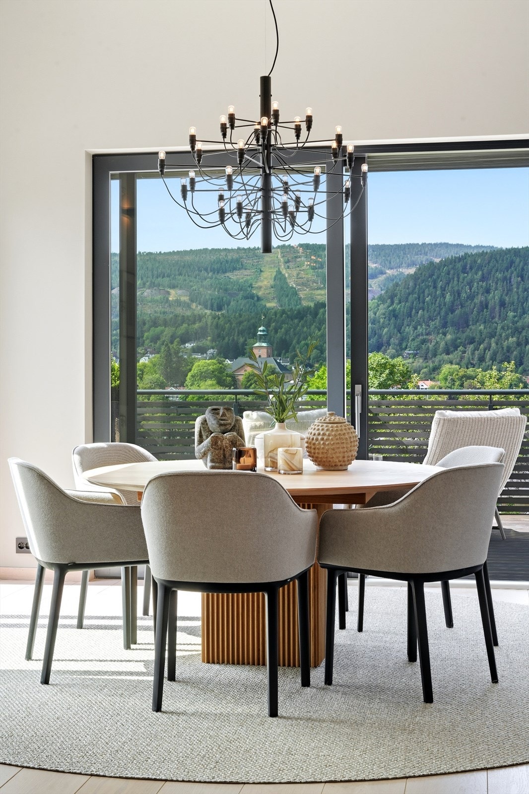 De store vinduene rammer inn utsikten og slipper inn rikelig med dagslys. Galleribilde