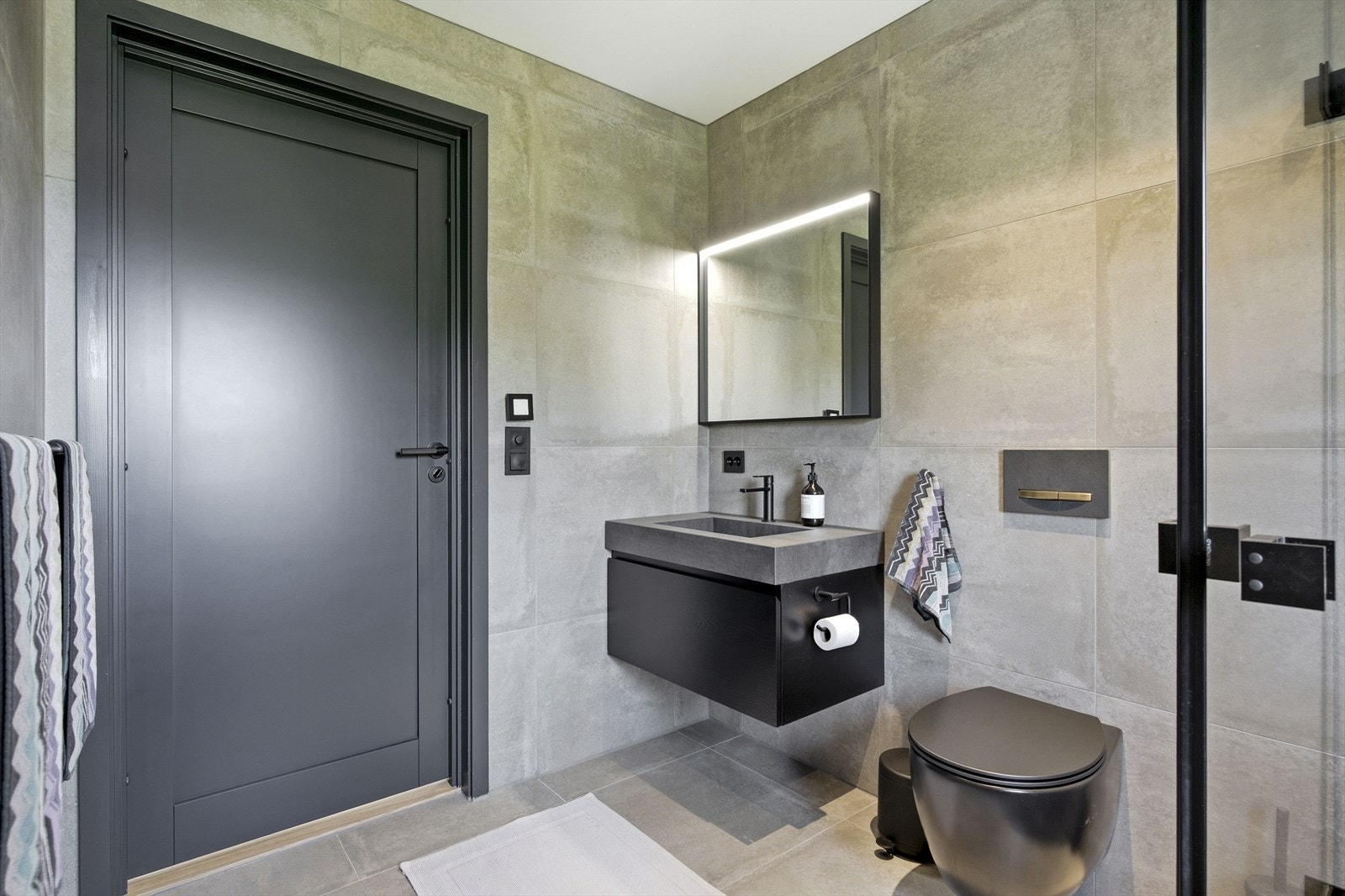 Det andre badet har samme høye standard med innredning fra Azzurra Bagni. Galleribilde