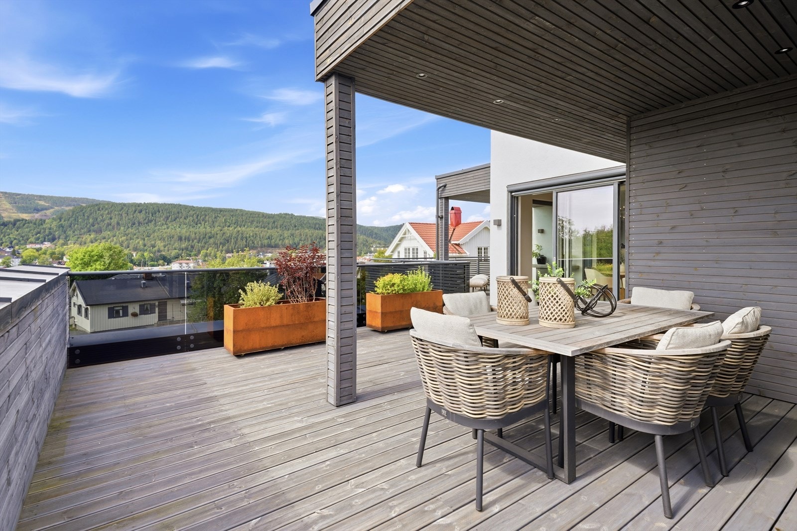 Boligen har egen takterrasse på 58 m² som gir god plass til flere sittegrupper. Galleribilde