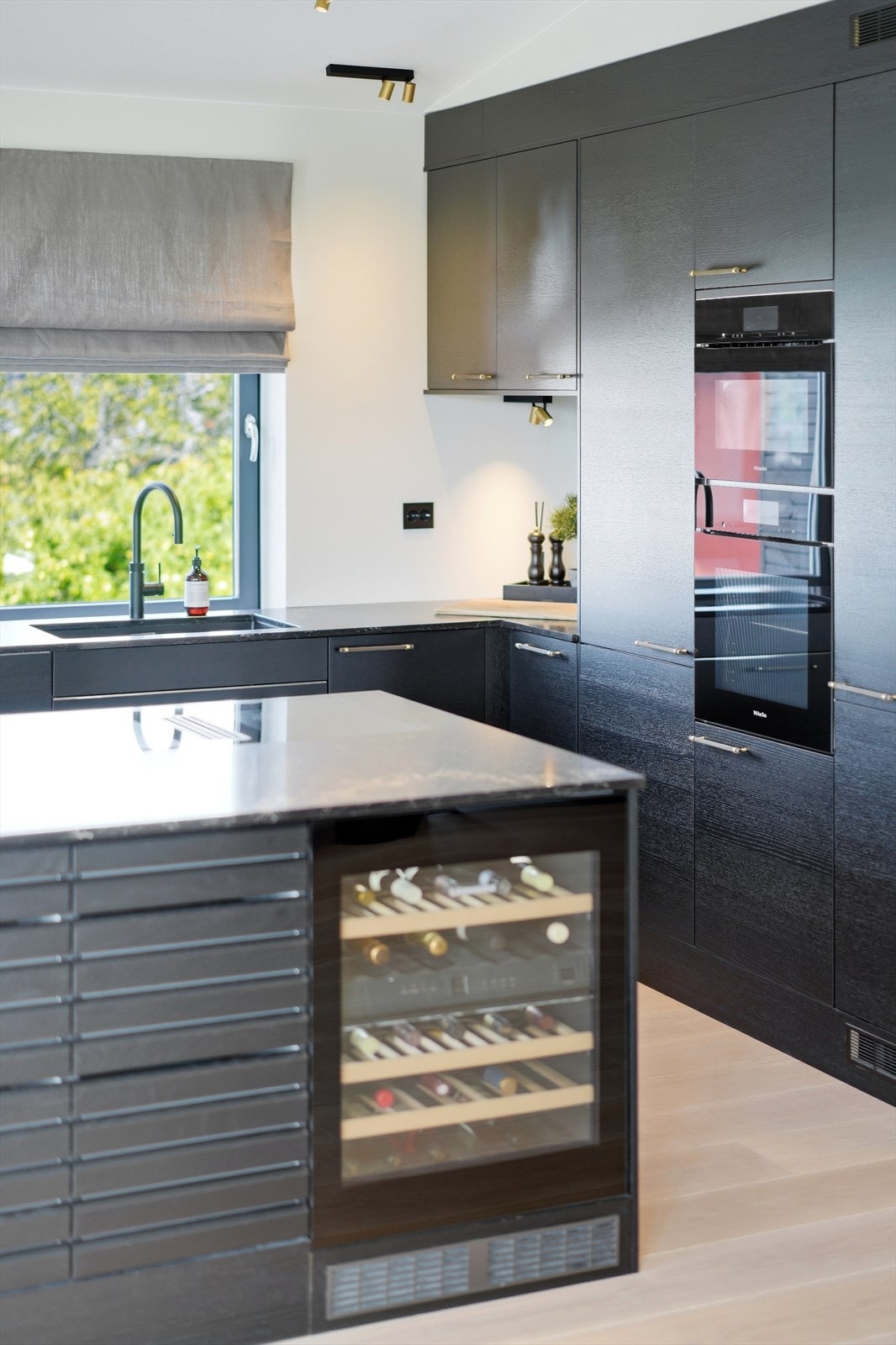 Integrert vinskap fra Liebherr, stekeovn og kombiovn fra Miele. Galleribilde