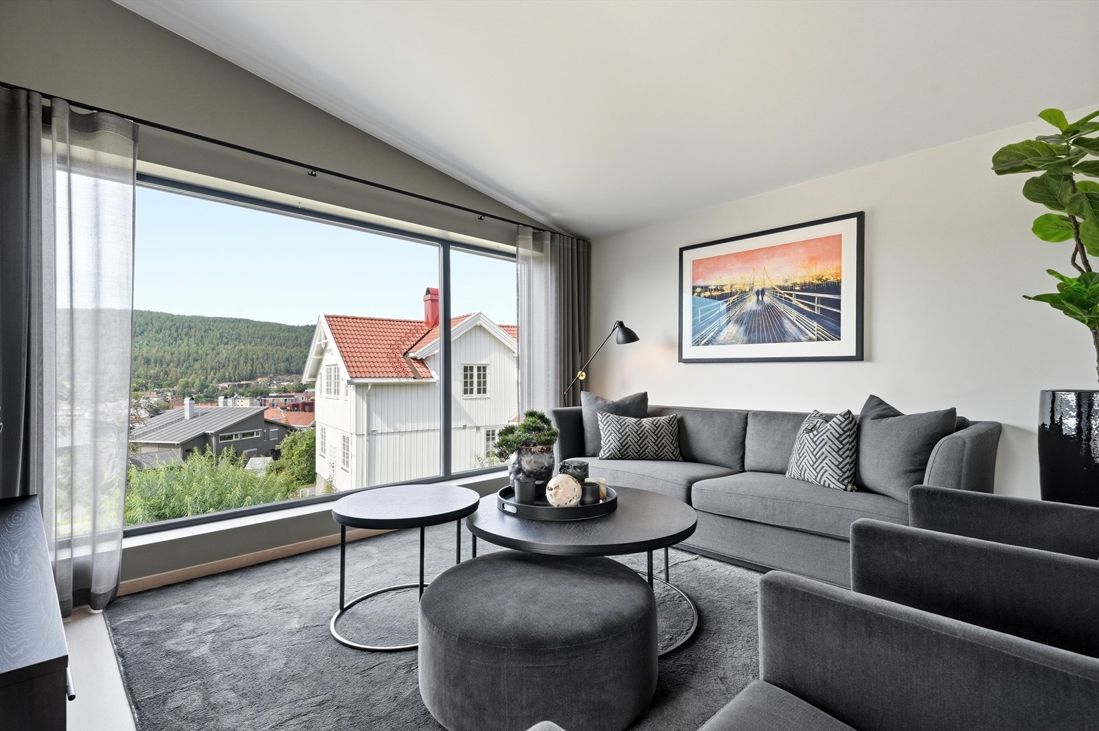Store vindusflater i stuen gir en panoramisk følelse. Galleribilde