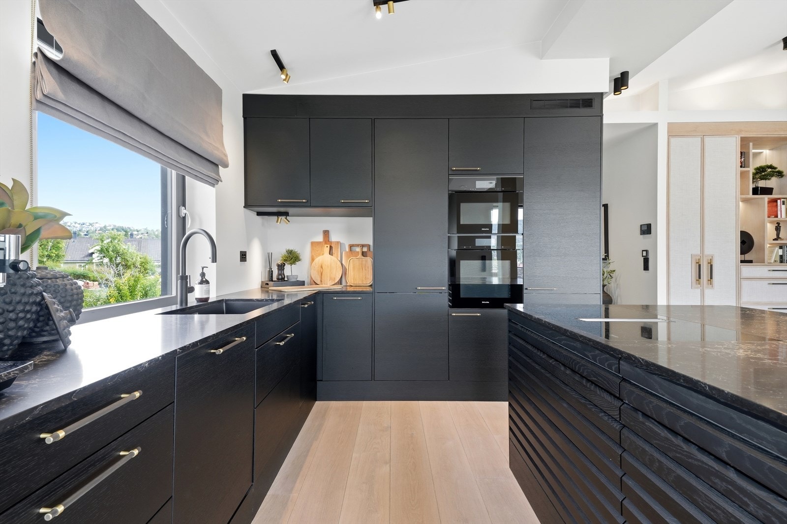 Kjøkkenet er fullt utstyrt med påkostede hvitevarer fra Miele og Liebherr. Galleribilde