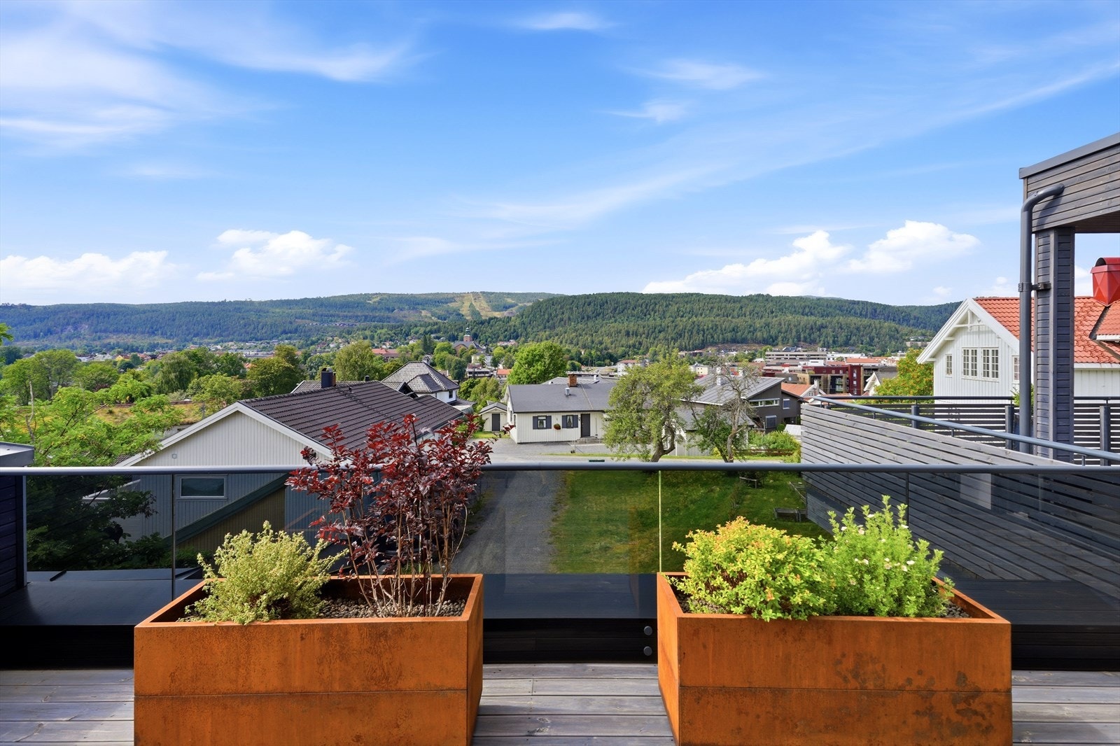 Fra takterrassen har man en vidstrakt utsikt over Kongsberg og skisenteret. Galleribilde