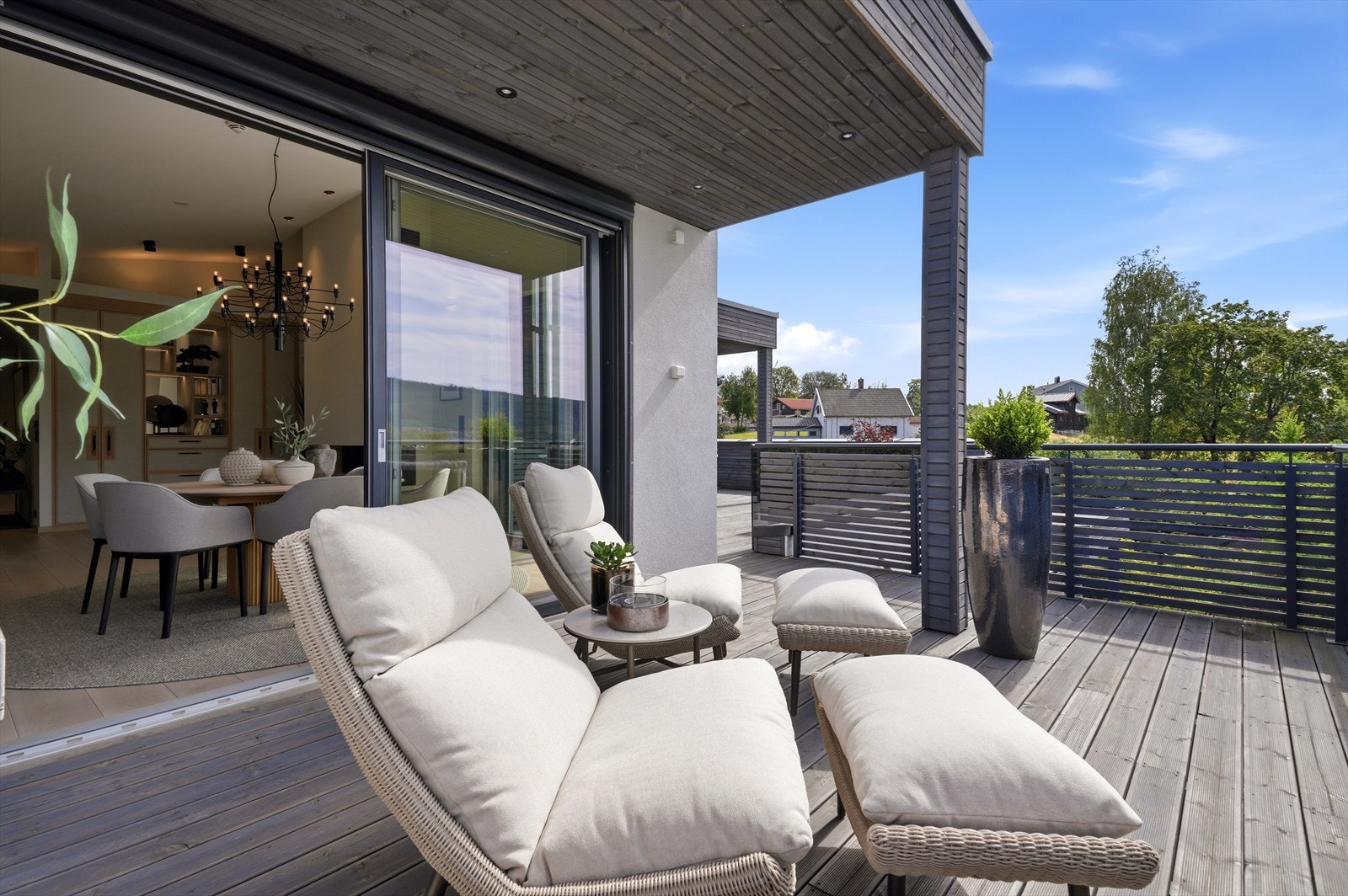 Her er det god plass til både loungegruppe og spisestue. Galleribilde