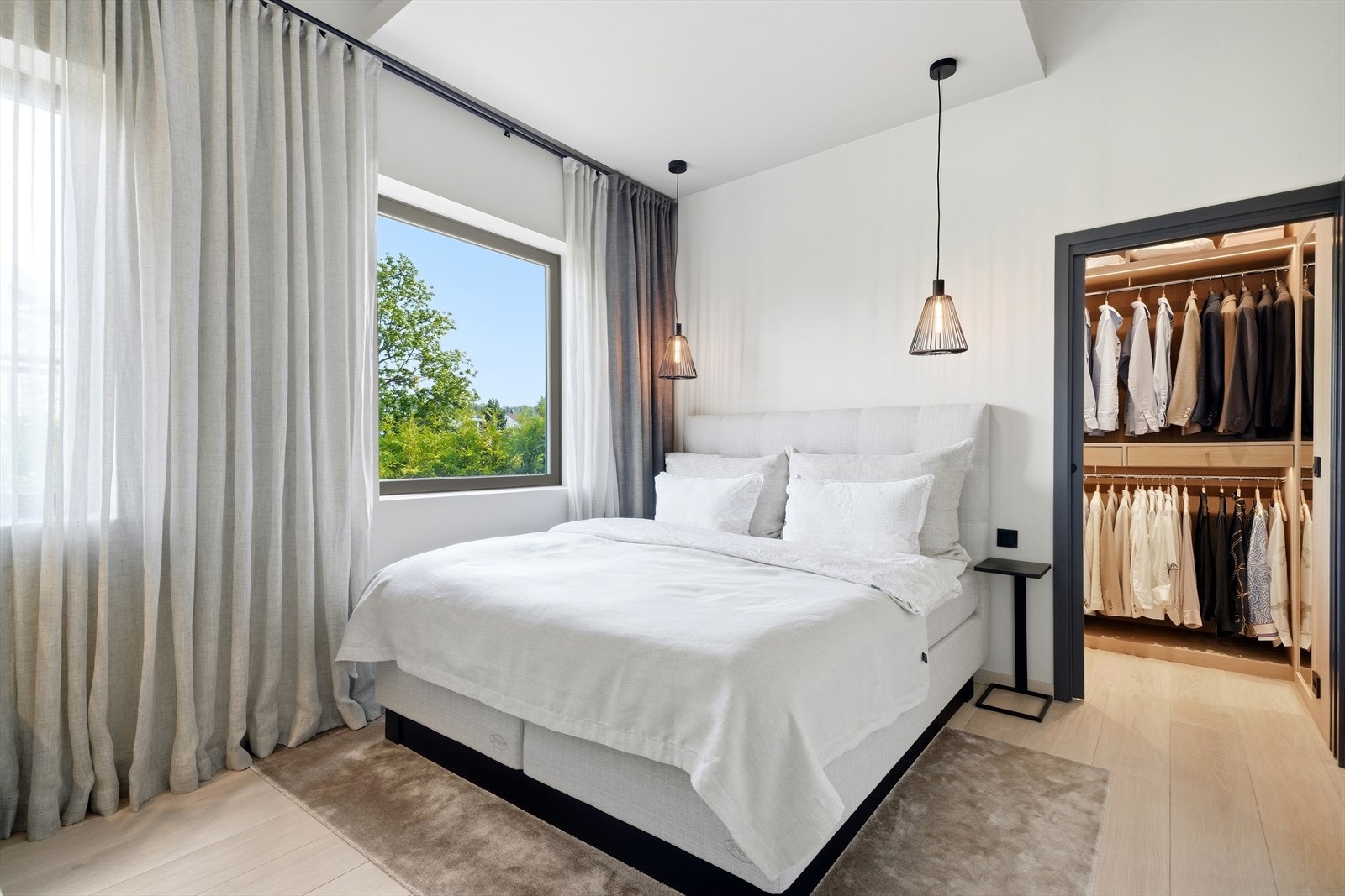 Fra hovedsoverommet er det inngang til et praktisk walk-in-closet. Galleribilde
