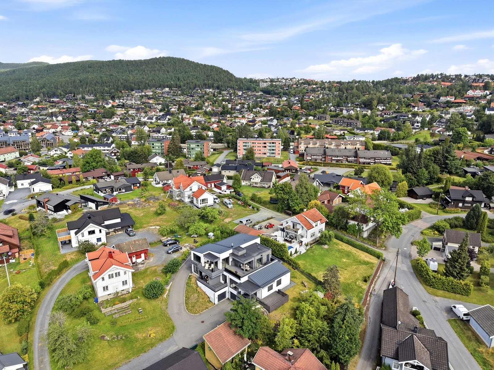 Området byr på nærhet til både byliv og flotte turområder. Galleribilde