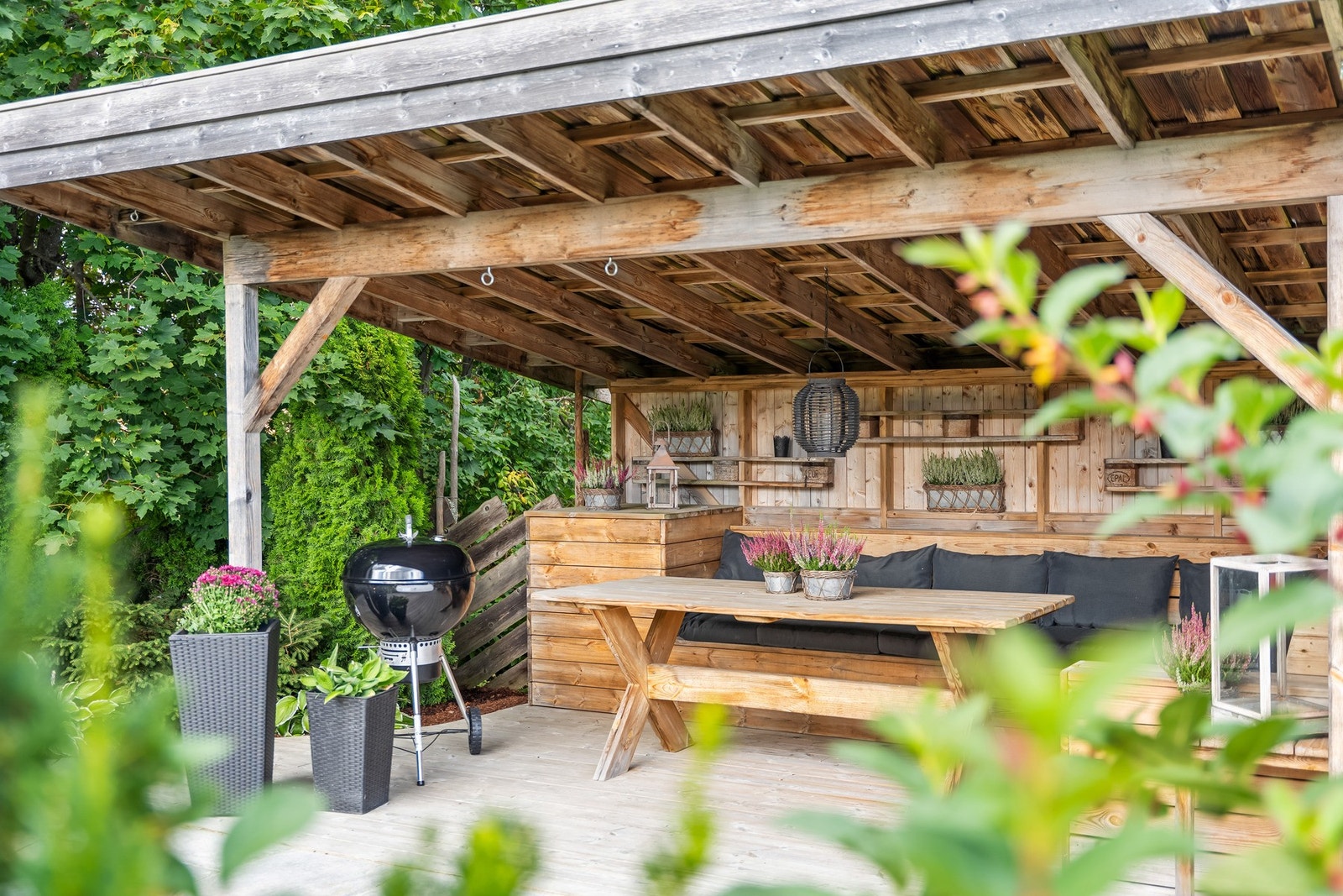 Her er det skapt en lun og rustikk uteplass med god plass til både spisegruppe og sitteplasser - perfekt for sommerens små og store sammenkomster. Galleribilde