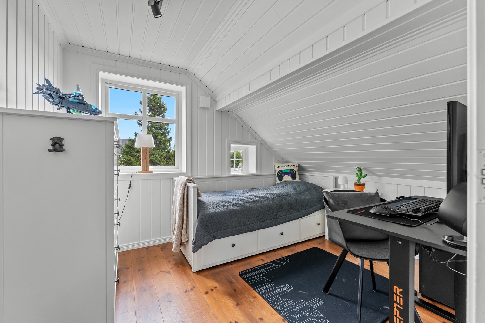 Flere vinduer slipper inn godt med dagslys og gir rommet en lys og trivelig atmosfære. Galleribilde
