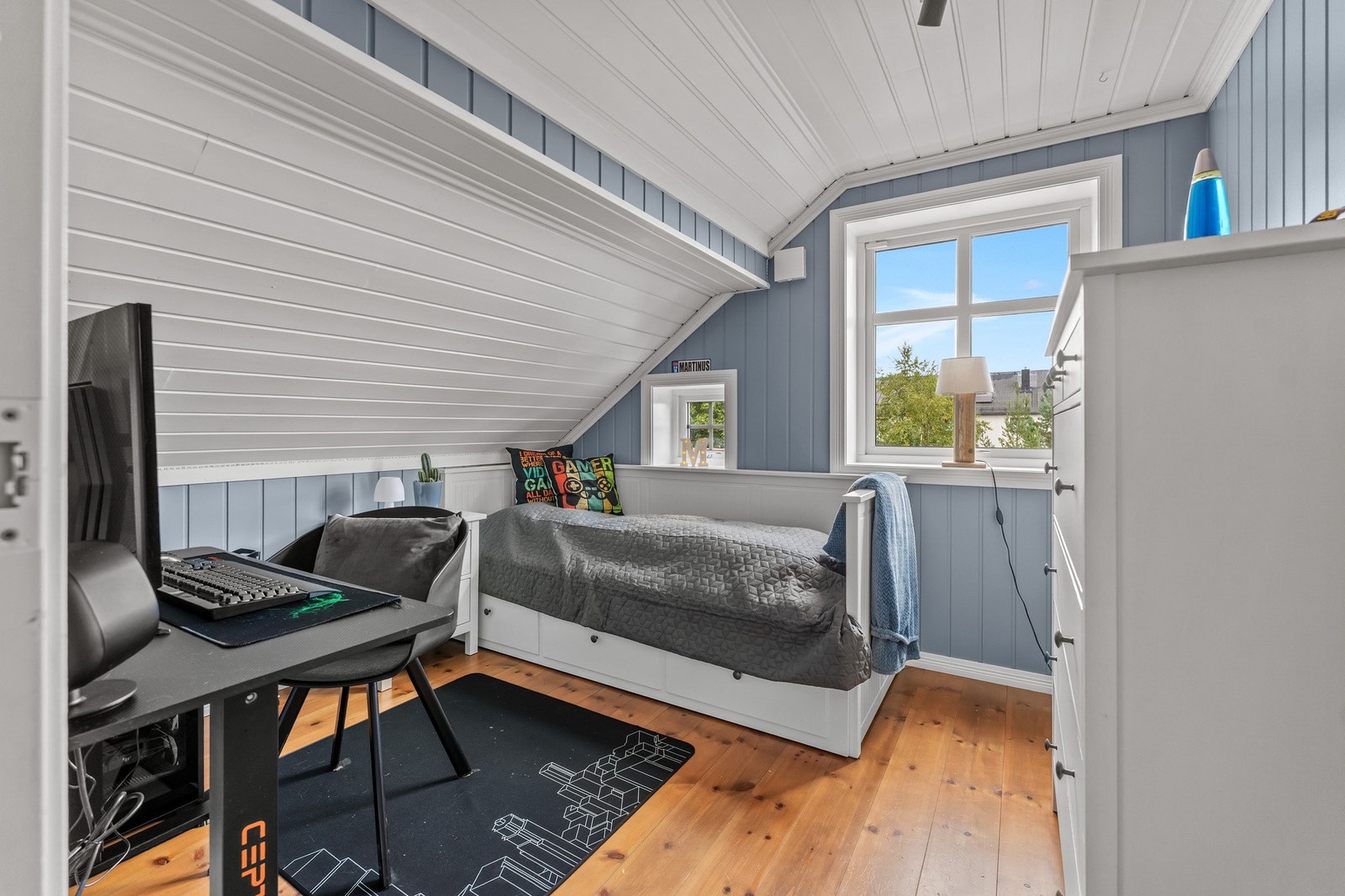 Boligens øvrige soverom er også godt utnyttet - her er det laget plass til både seng og egen gaming-/arbeidssone. Galleribilde