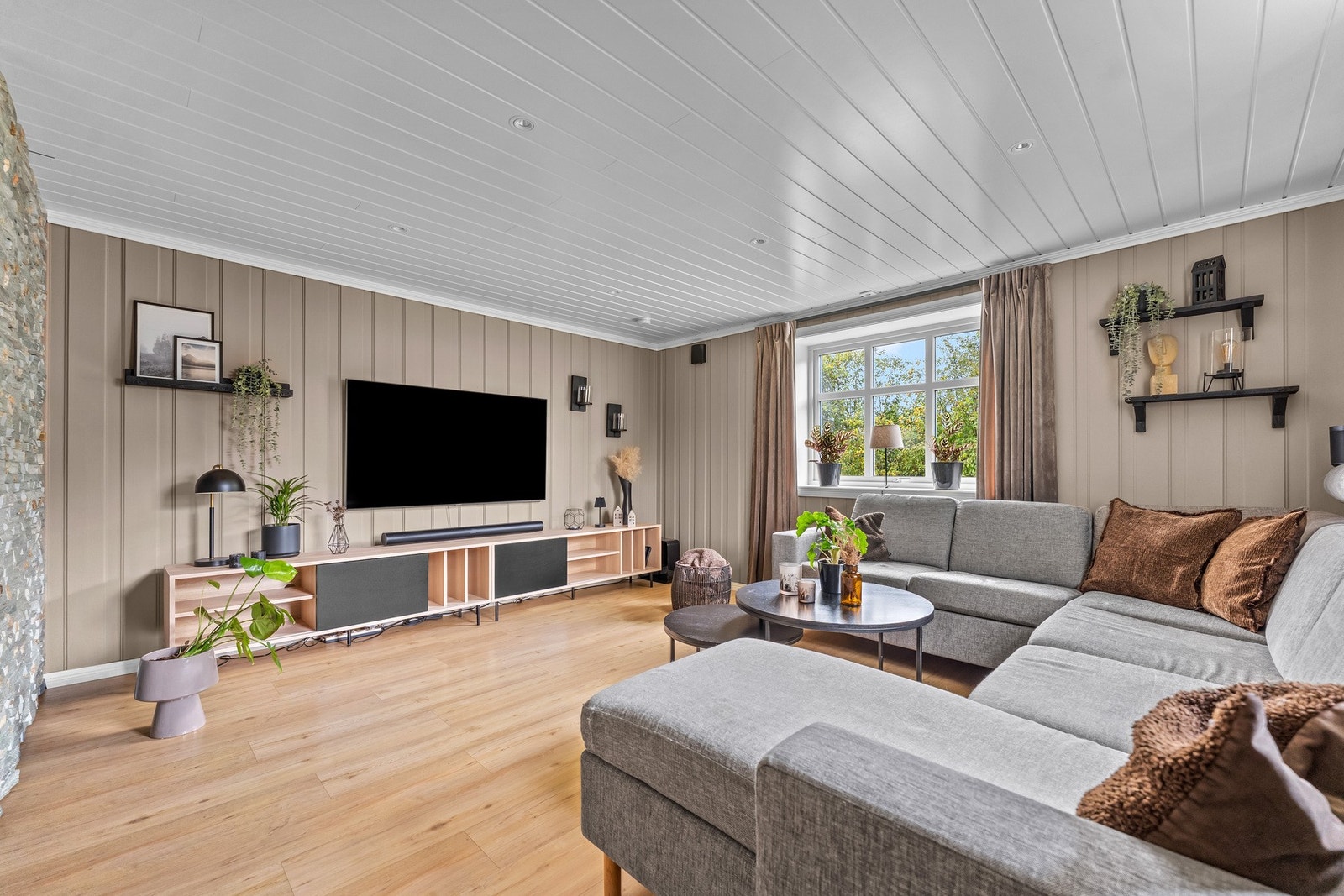 Her er det god plass til å samle familie og venner - stuen byr på flere møbleringsmuligheter og fine soner for både avslapning og sosialt samvær. Galleribilde